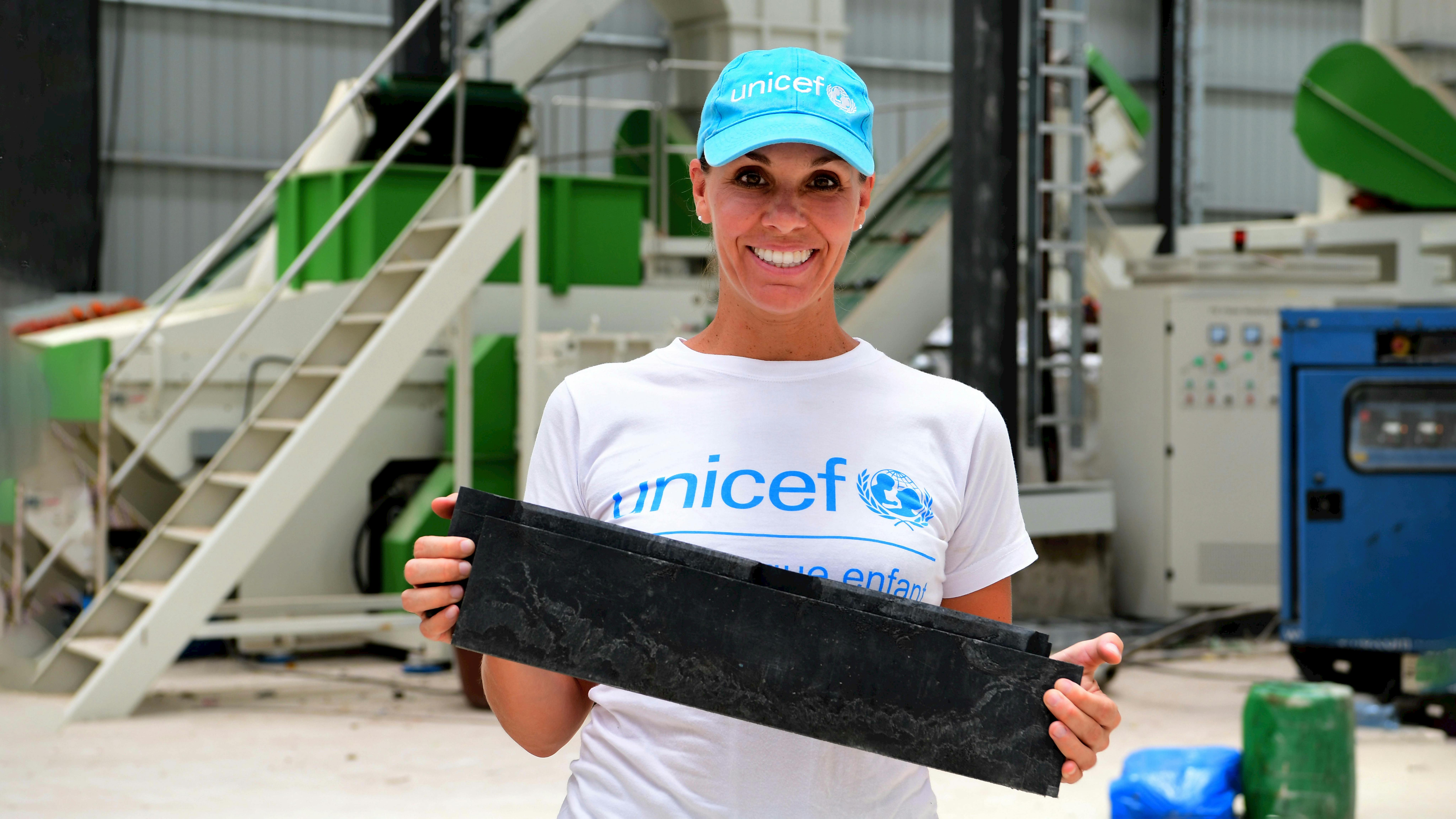 Sophie Chavanel, staff UNICEF, a supporto della donna che lavora presso lo stabilimento Conceptos Plasticos, a Yopougon, nel sud della Costa d'Avorio.