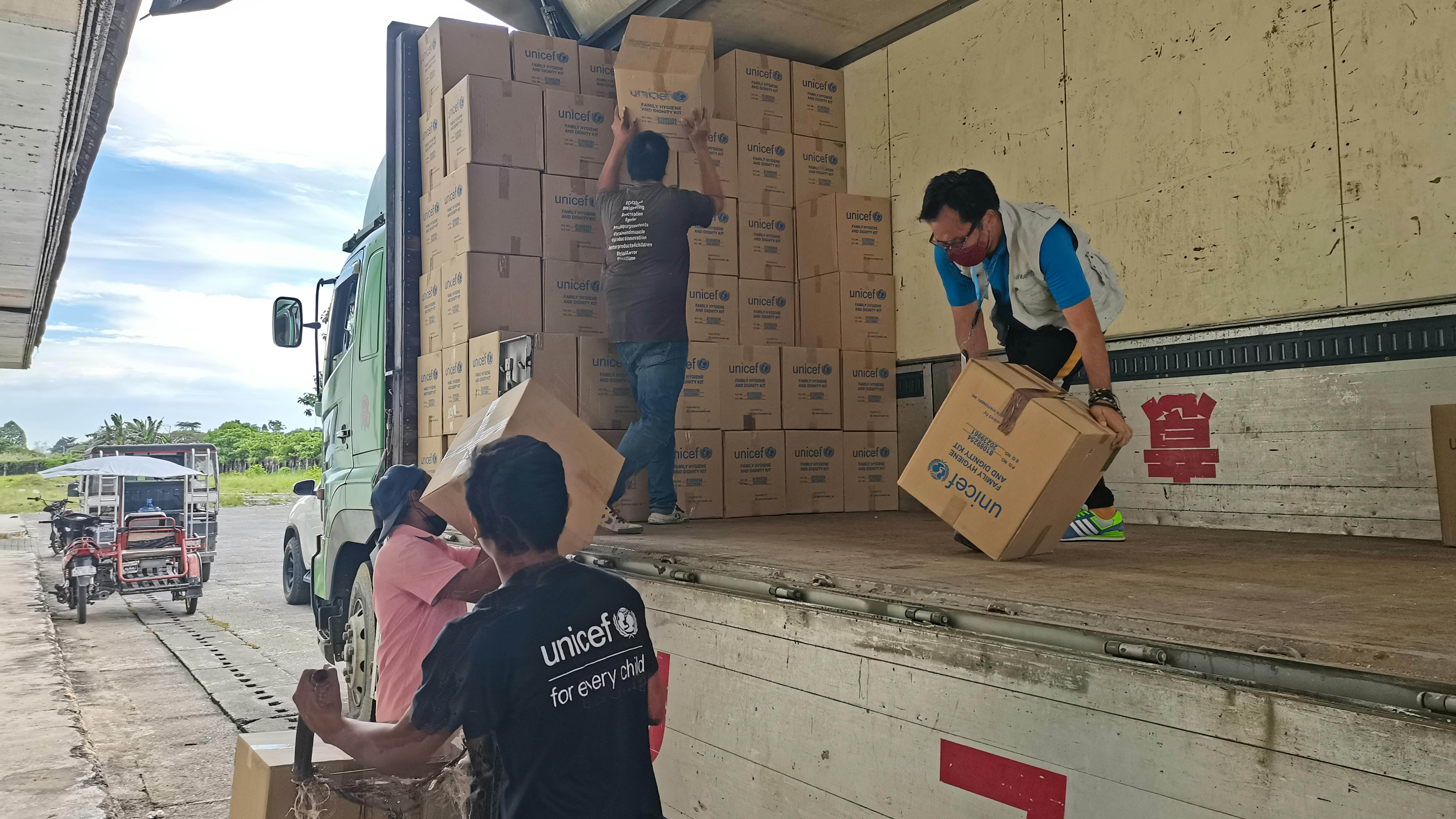 Filippine, aiuti per le famiglie coinvolte dal tifone RAI vengono scaricati dallo staff locale dell'UNICEF