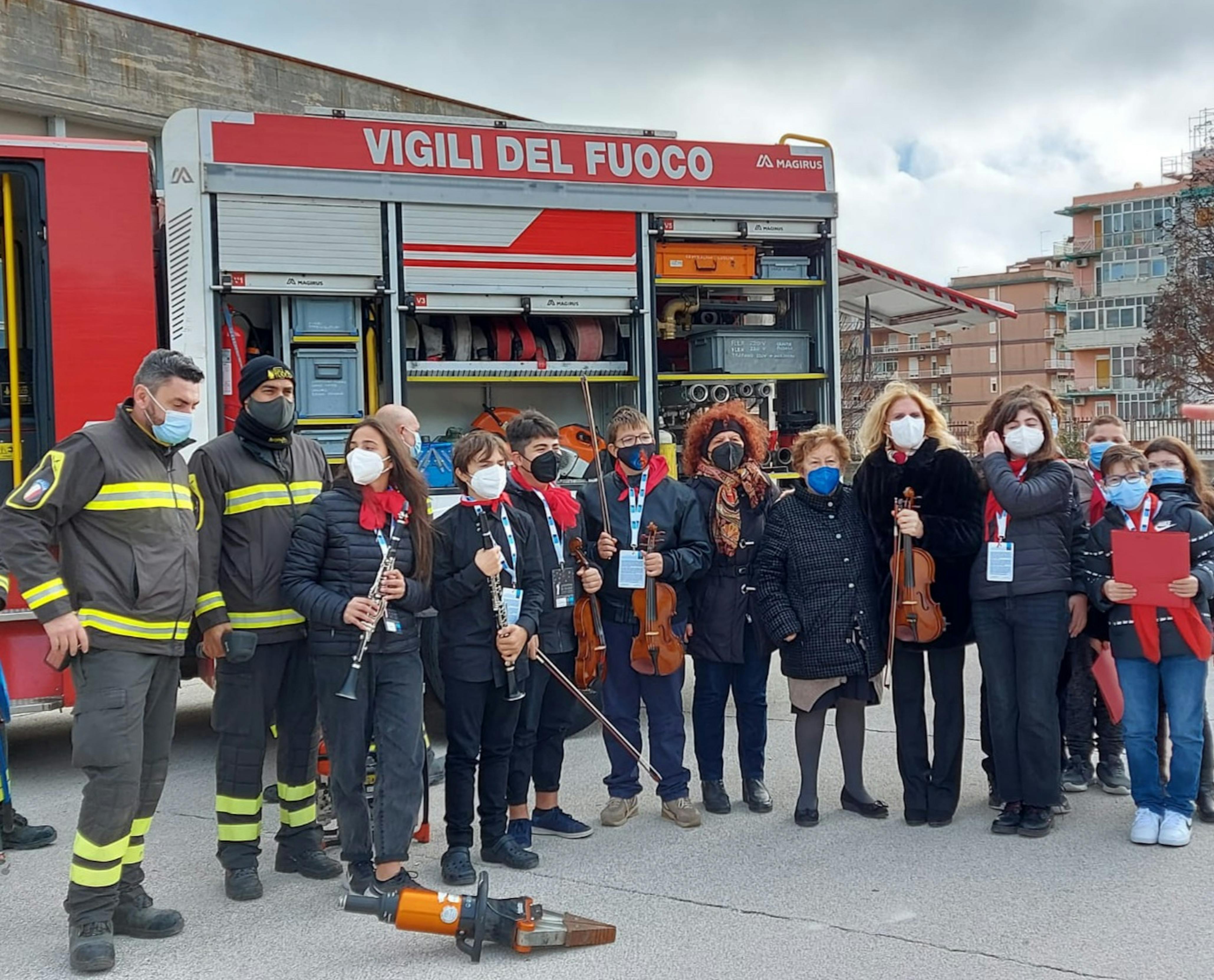 La  Presidente dell'UNICEF Italia Carela Pace, i VV.FF. e parti del Gruppo Musicale e del Coro  dell'Istituto Verga, in occasione della Staffetta dei Desideri, arrivata a Siracusa