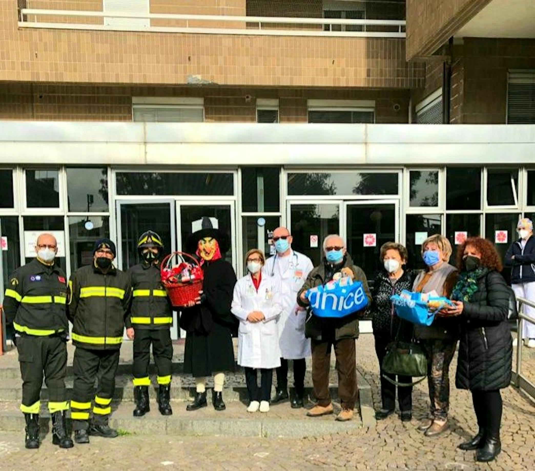 Nella foto, con i VV.FF. e i sanitari dell'Umberto, la Presidente Nazionale dell'UNICEF Carmela Pace, la Presidente del Comitato Provinciale UNICEF di Siracusa Pina Cannizzo, il Segretario del Comitato Provinciale UNICEF Mario Rizza e la Referente Provinciale UNICEF-Scuola Angelica Romano.