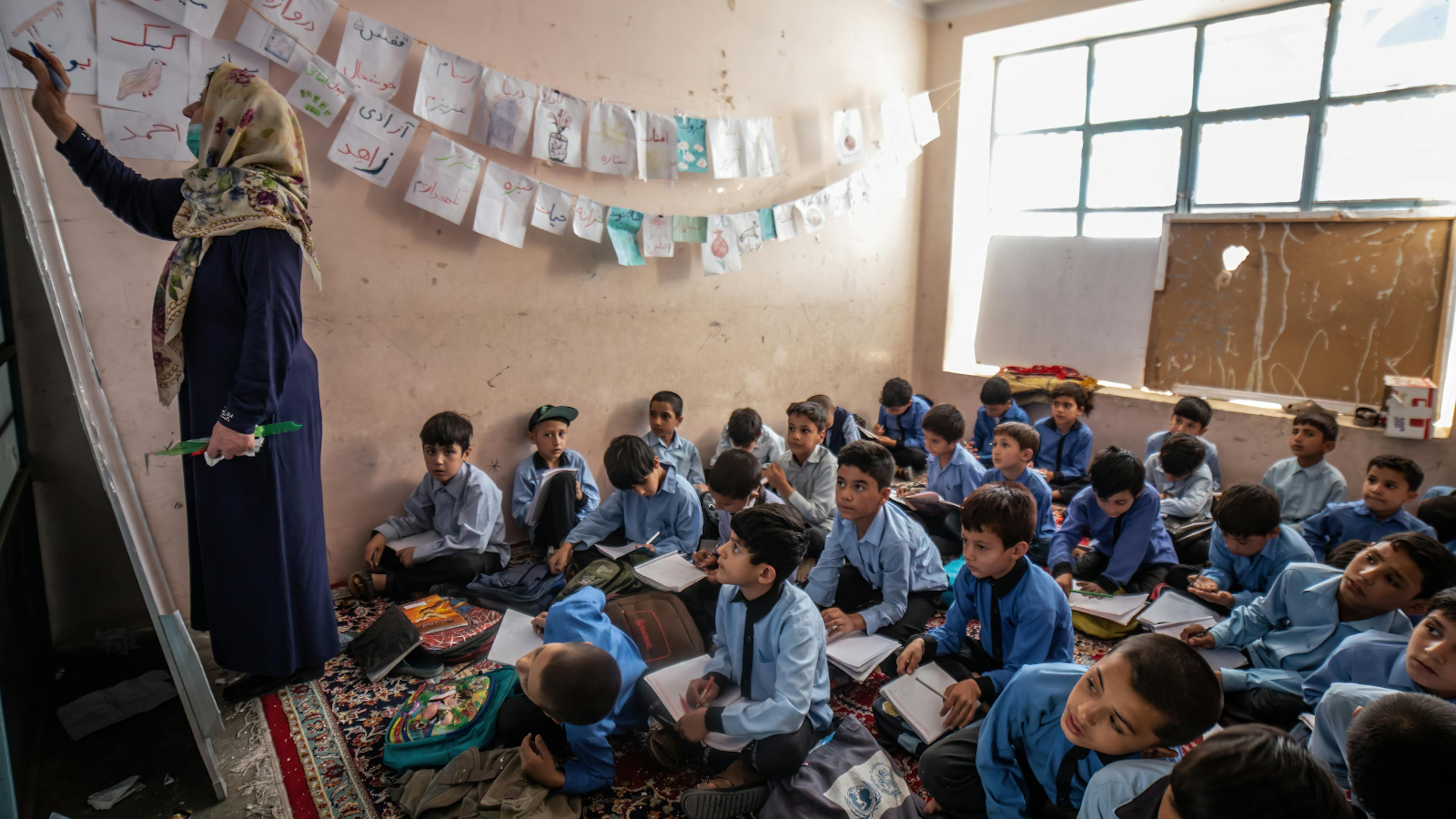 Afghanistan, un gruppo di bambini in una classe durante la lezione