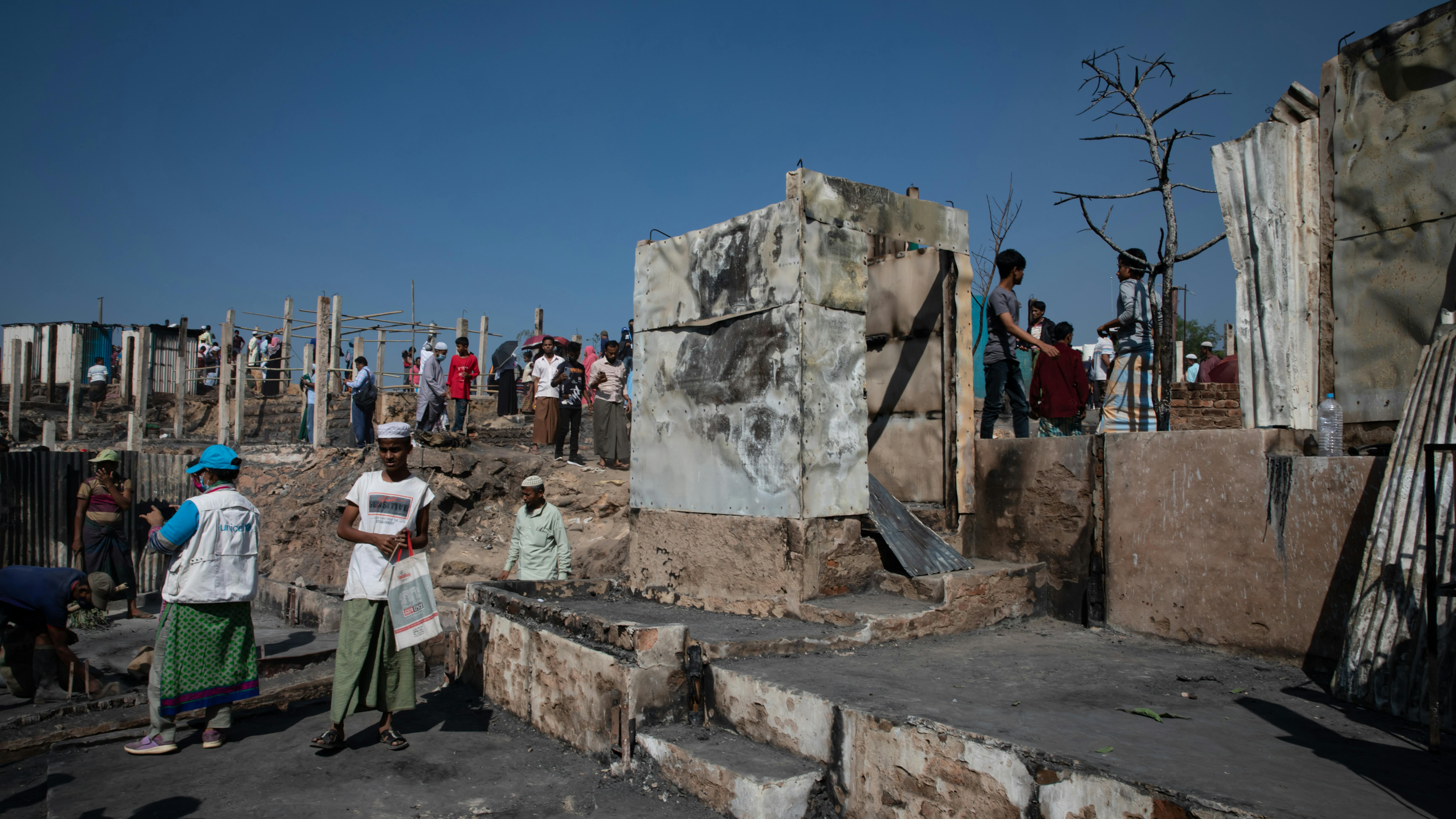 Bsngladesh, resti delle latrine del campo16 di Coz Bazar dopo l'incendio