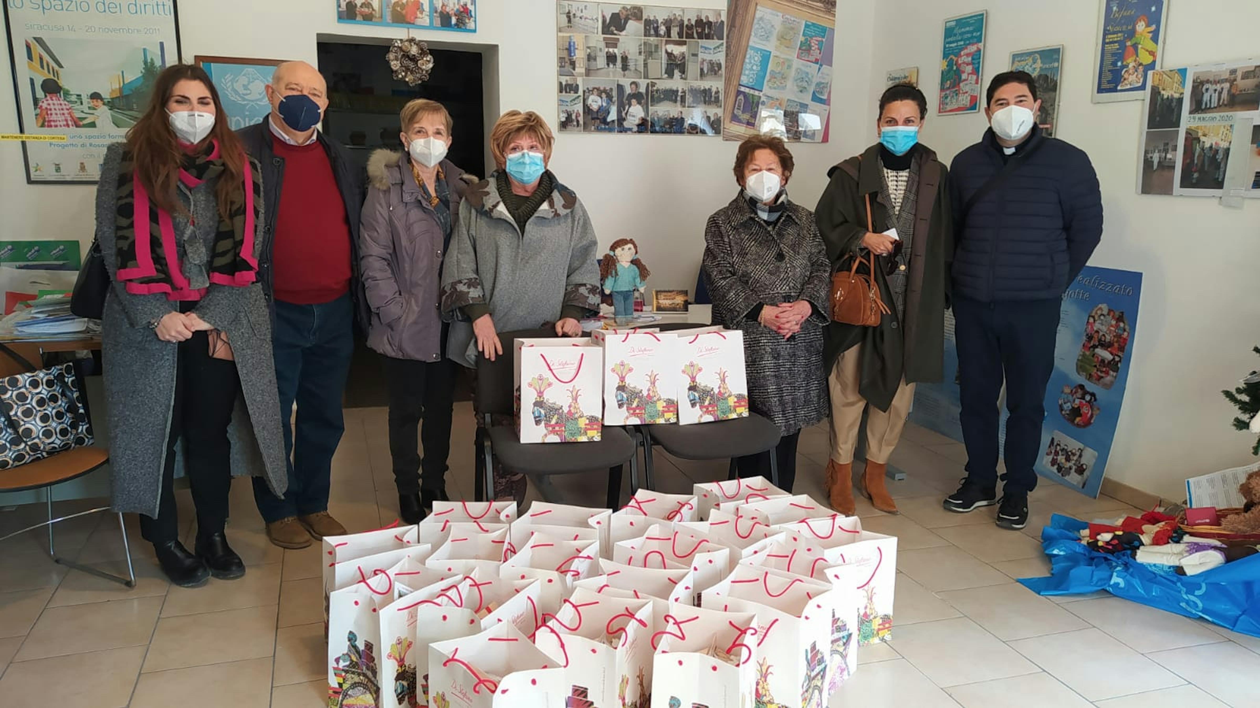 Siracusa, Un momento della cerimonia con la  presidente Carmela Pace, Pina Cannizzo, Don Guido Scollo, Chiara Lo bianco