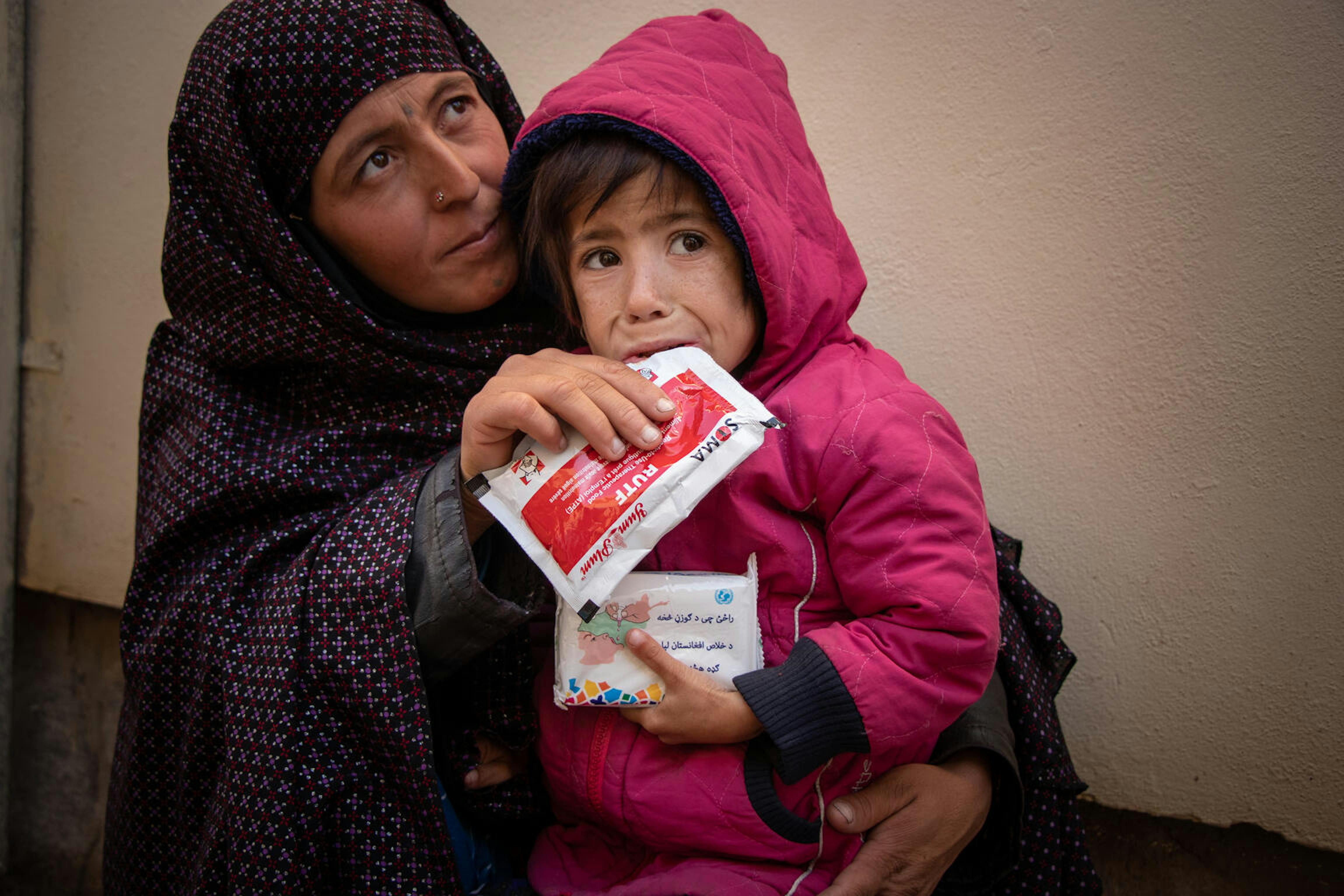 Afghanistan, Parwana, 4 anni  soffre di malnutrizione acuta grave e viene nutrita da Malika, sua madre, con cibo terapeutico pronto all'uso nel campo per sfollati interni di Shahrak-Sabz nella città di Herat.