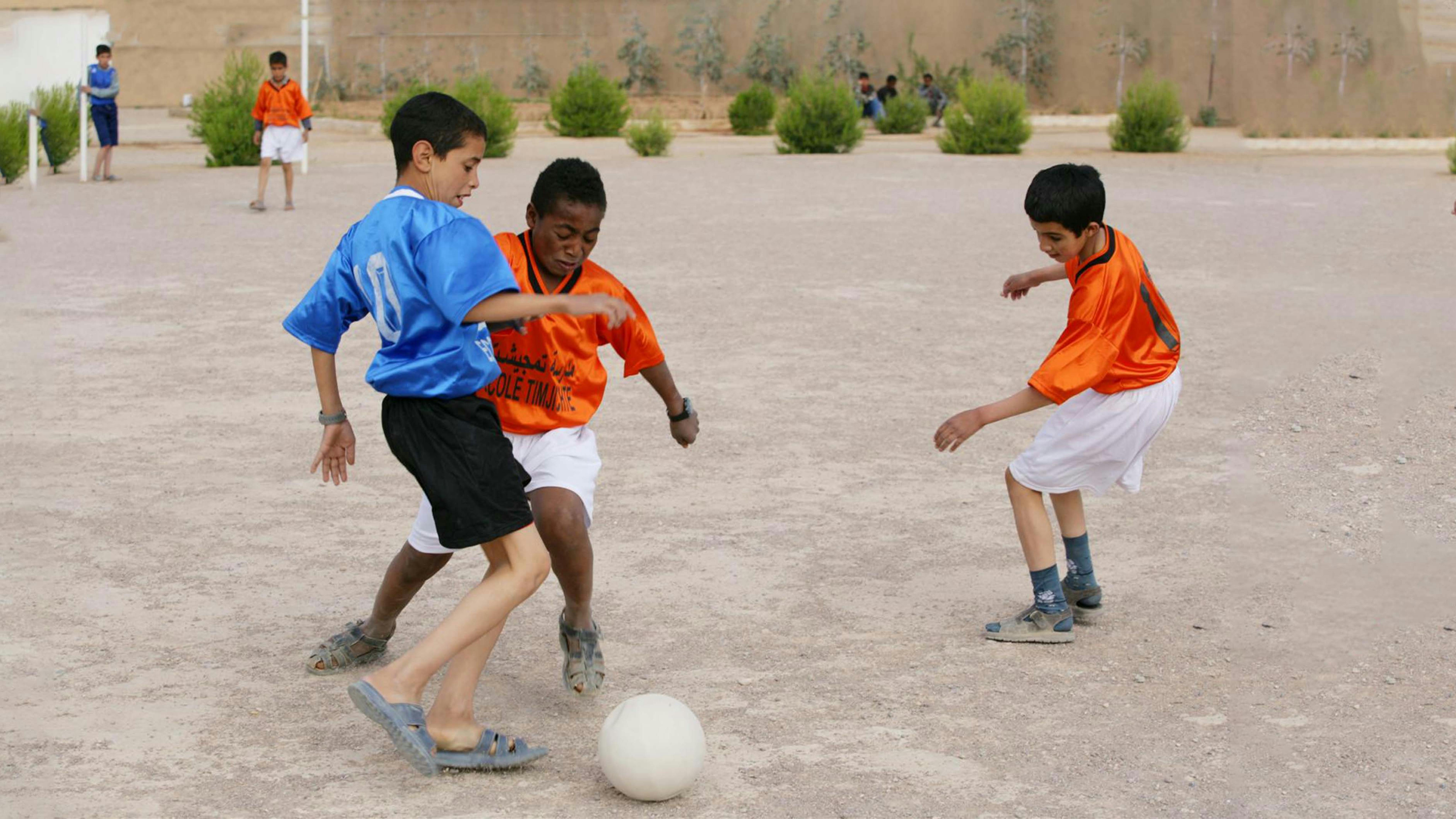 Marocco, ragazzi giocano a calcio nel piazzale della Timjichte Primary School , supportata dall'UNICEF