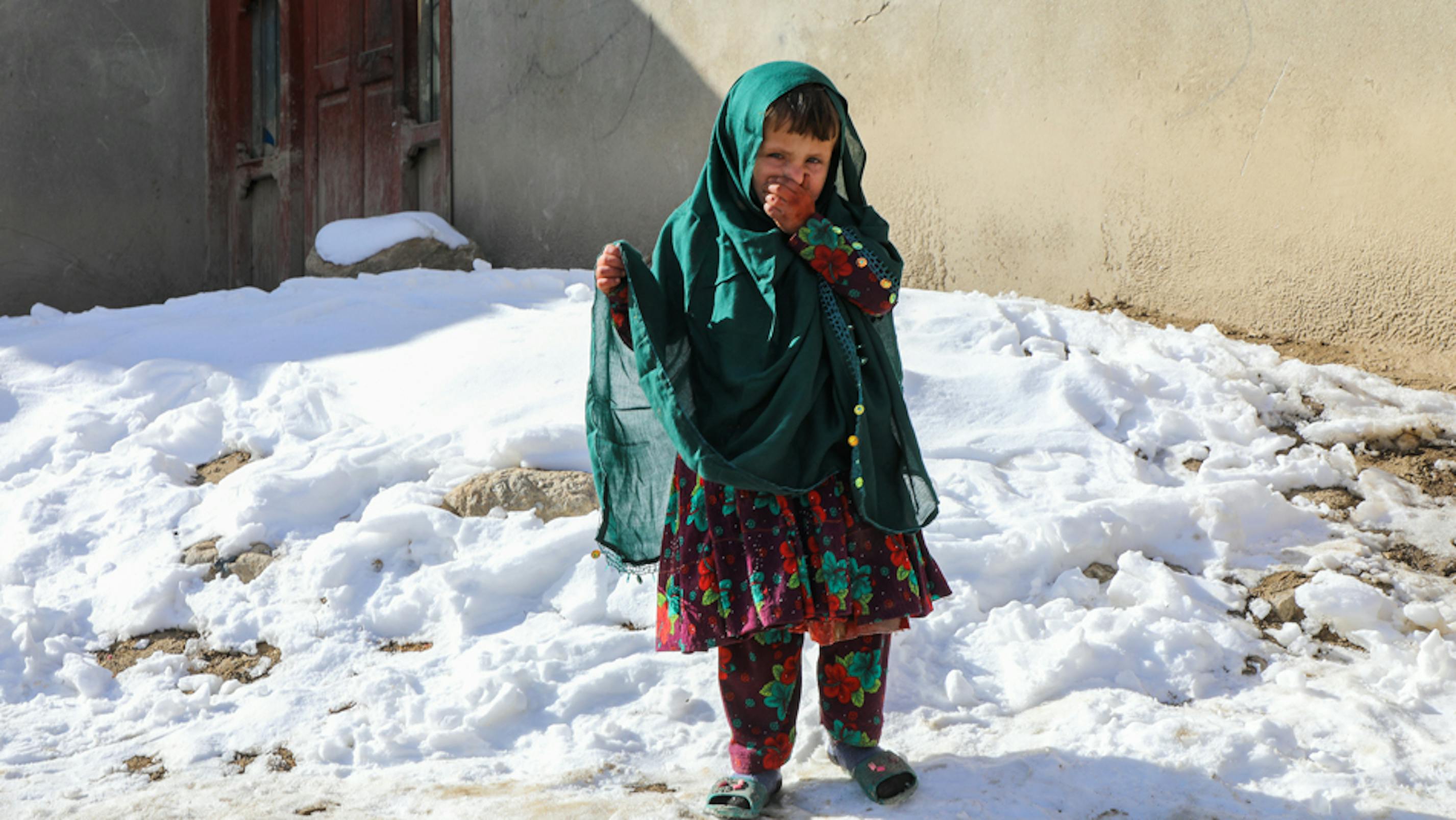 Bambino afghano tra la neve - campagna winterization