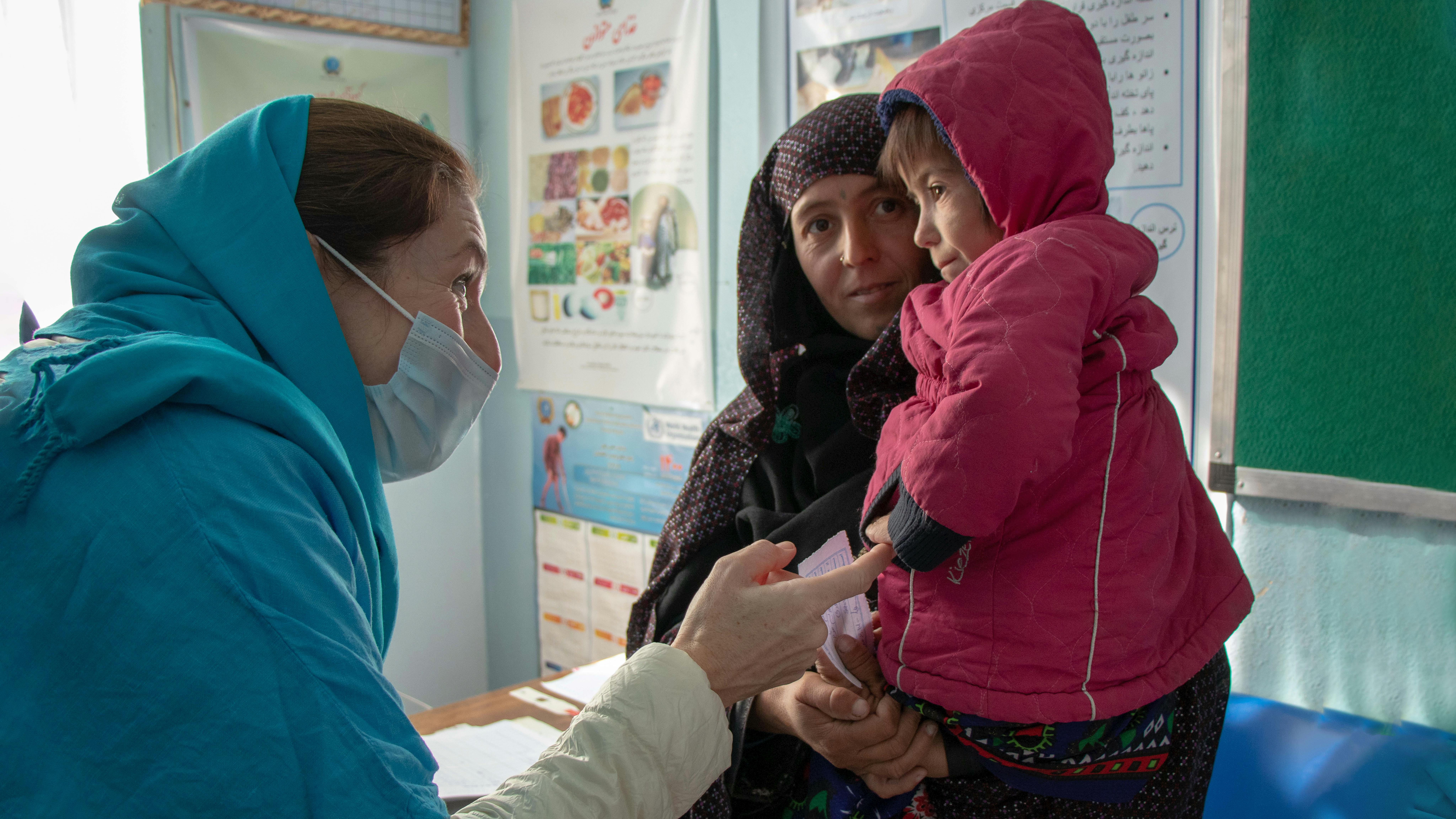 Sam Mort, Responsabile della Comunicazione di UNICEF interagisce con la piccola Parwana, 4 anni, affetta da malnutrizione acuta grave. Siamo nel centro di Al Bab-e-Bargh ad Herat, Afghanistan