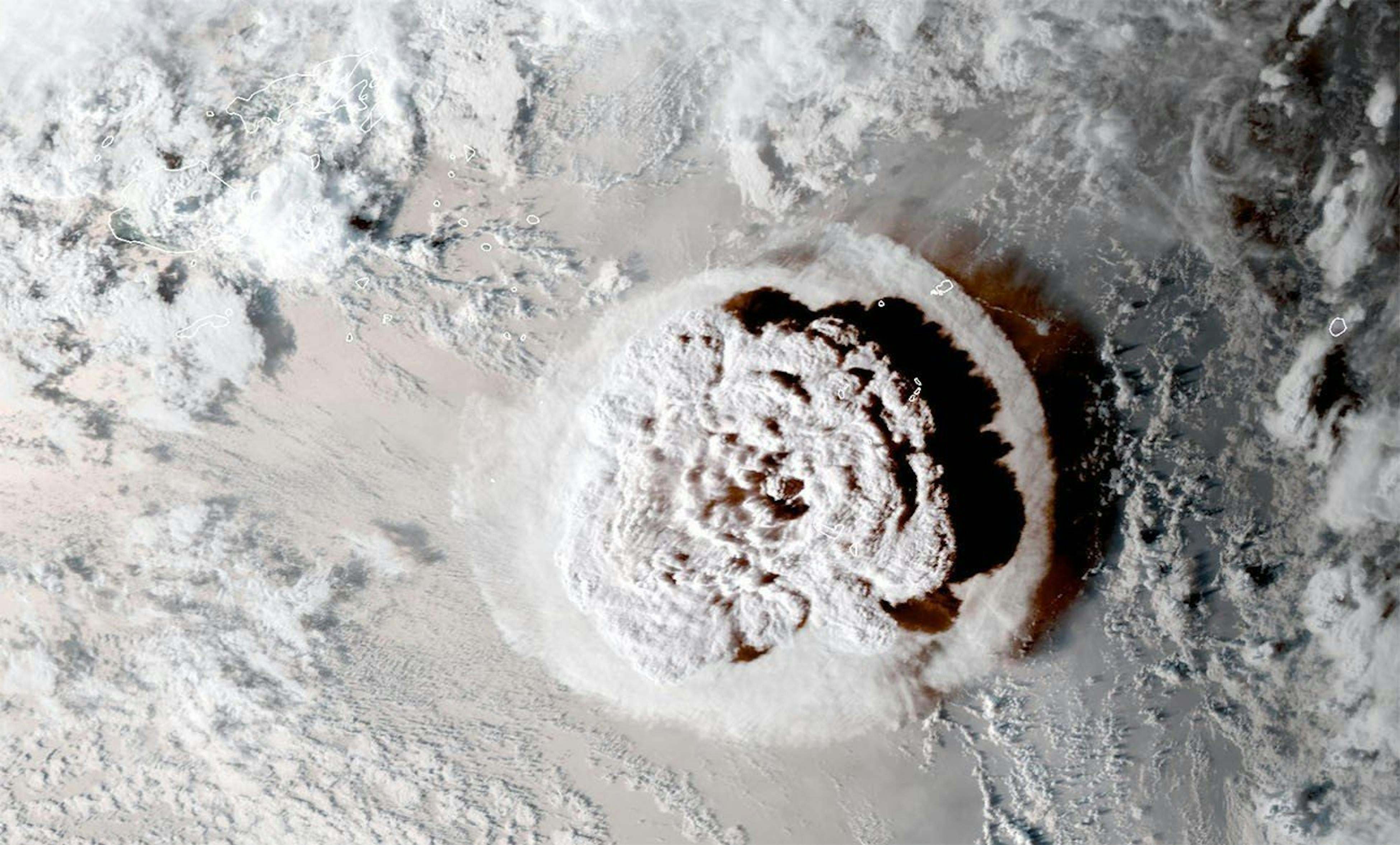 Il 15 gennaio 2022, un'immagine satellitare cattura un'altra eruzione esplosiva del vulcano Hunga Tonga-Hunga Ha'apai, nell'isola di Tonga