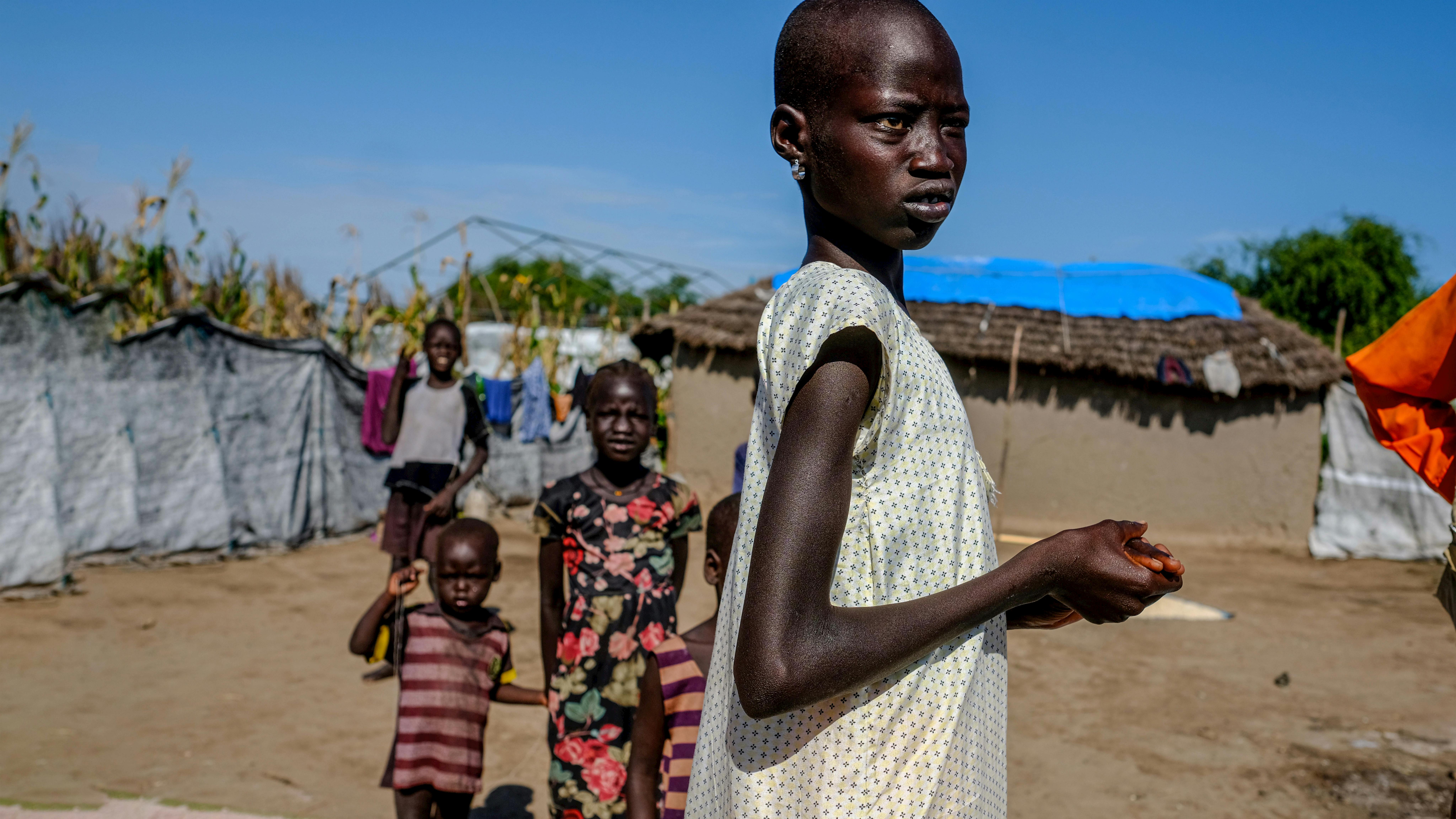un gruppo di bambini viene fotografato per le strade di Ulang in Sud Sudan.