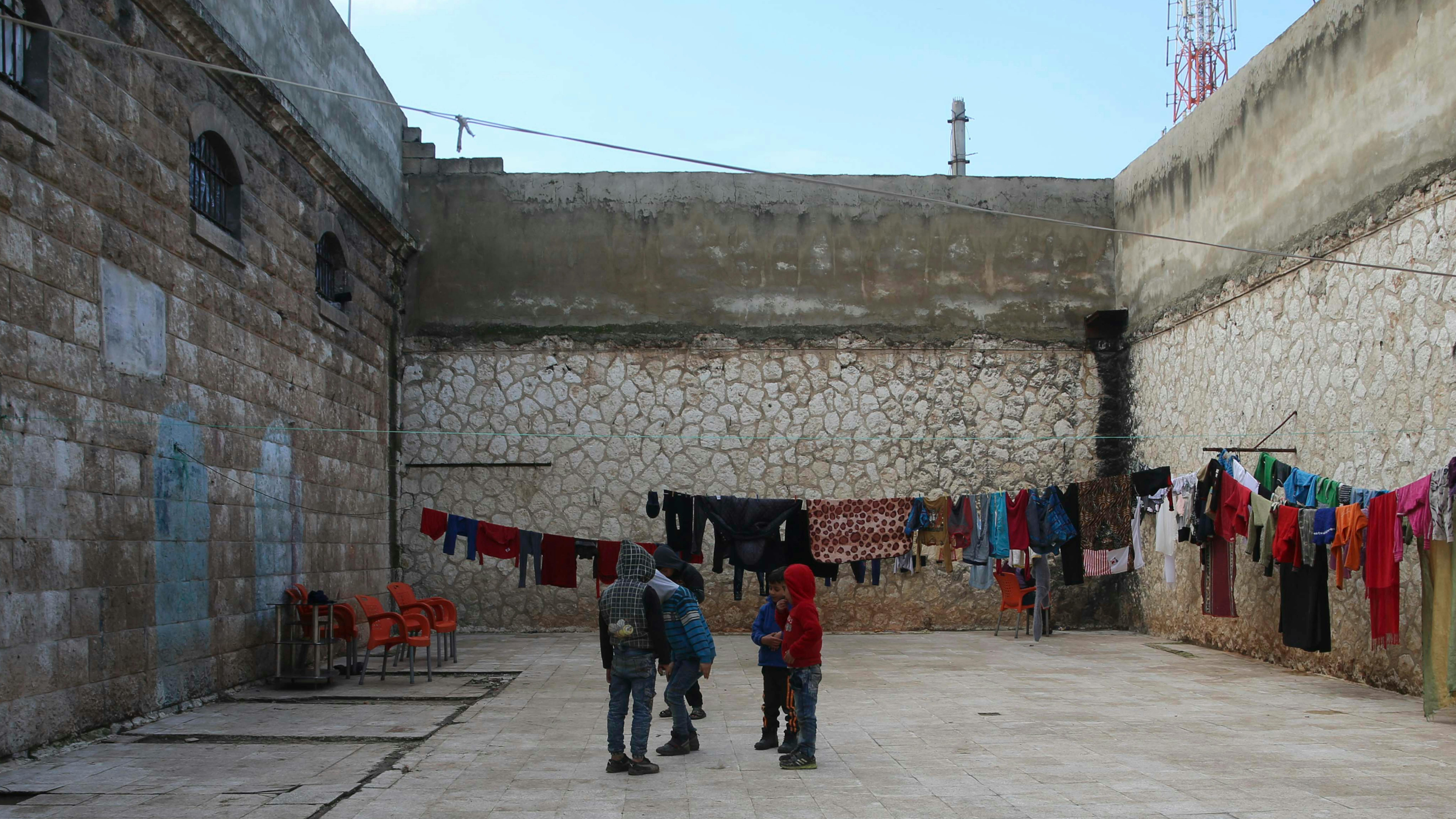 Siria, bambini detenuti nel cortile di una prigione