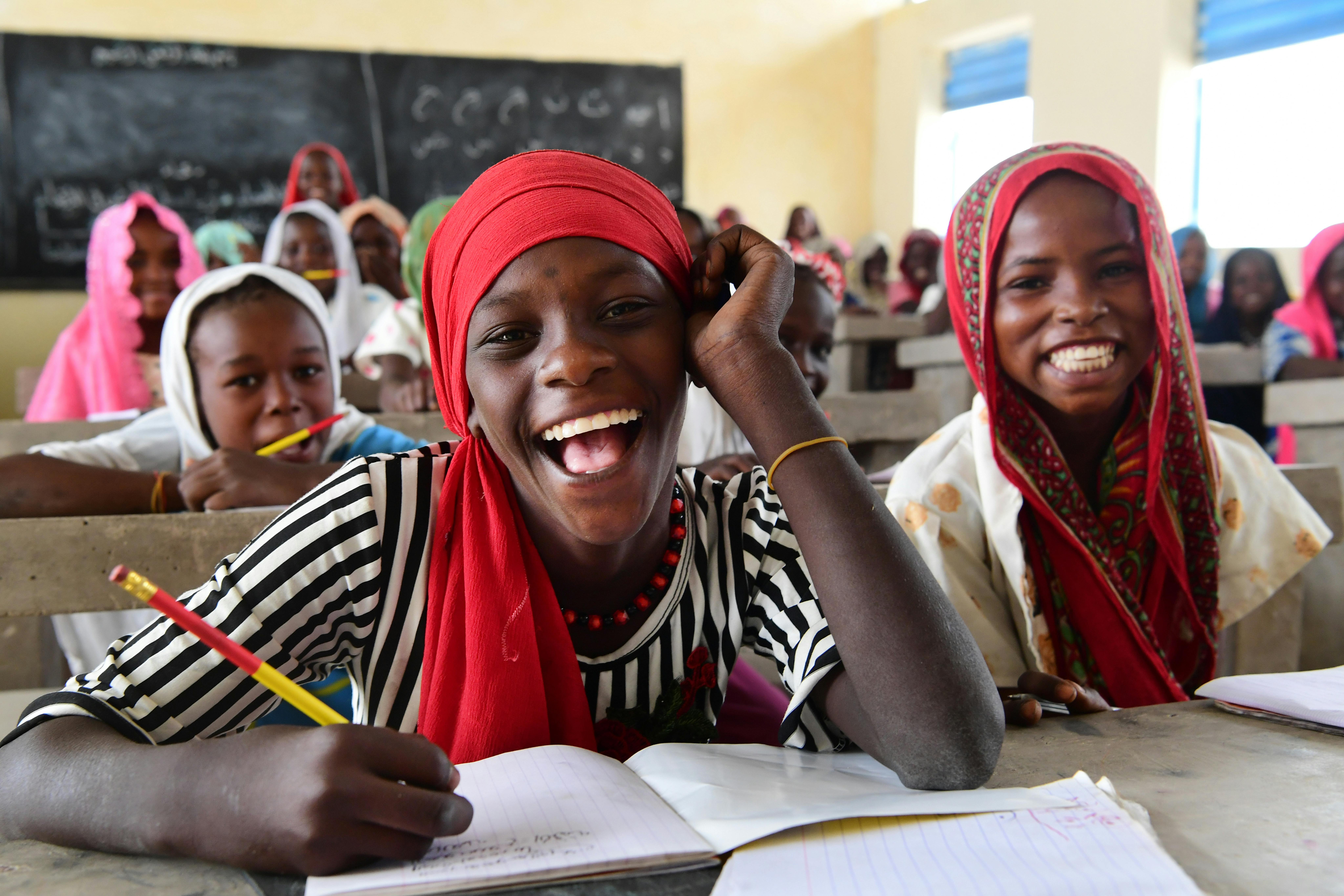 Ciad, alcune bambine sorridono sui banchi di scuola. Stanno frequentando la scuola coranica costruita con il sostegno dell'UNICEF
