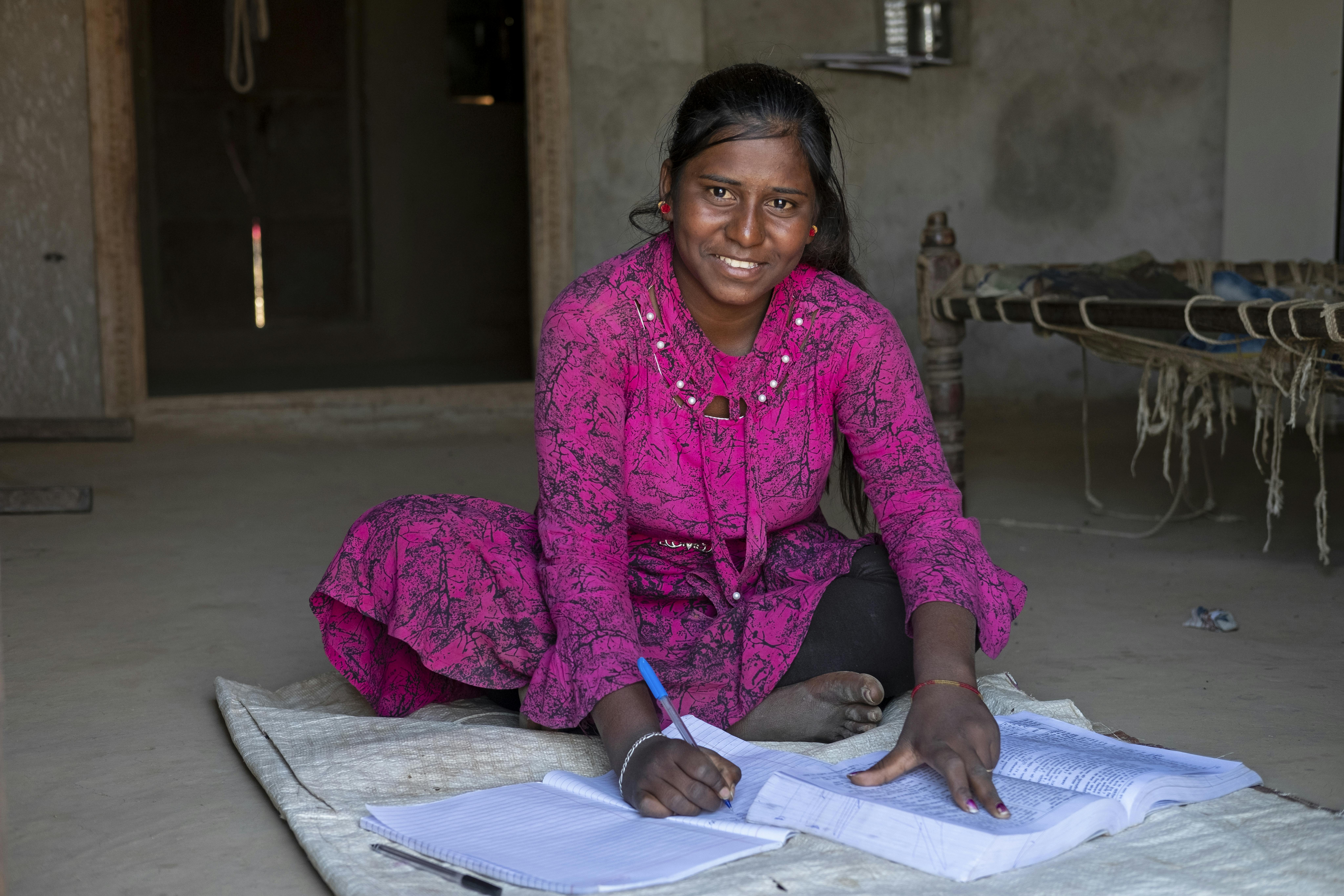 Indiaa, Anjali Dodiyar Meena 15 anni, studentessa della scuola secondaria sta studiando da casa. Purtoppo nessuno nella sua famiglia ha uno smartphone, ma lei non si è mai arresa e ha continuato a studiare