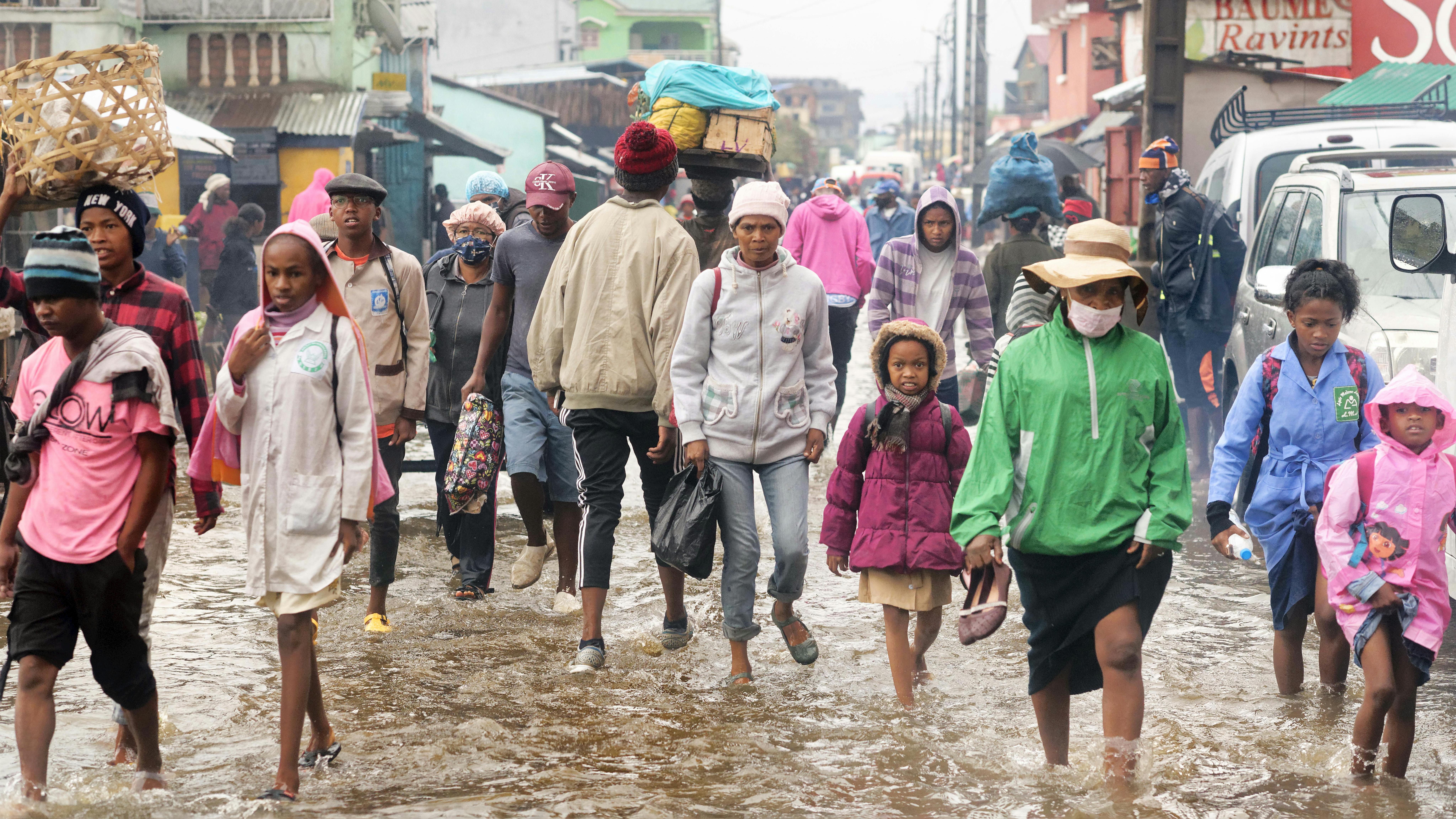 Madagascar. nel distretto di Ilanivato ad  Antananarivo,  le persone camminano per le strade allagate.