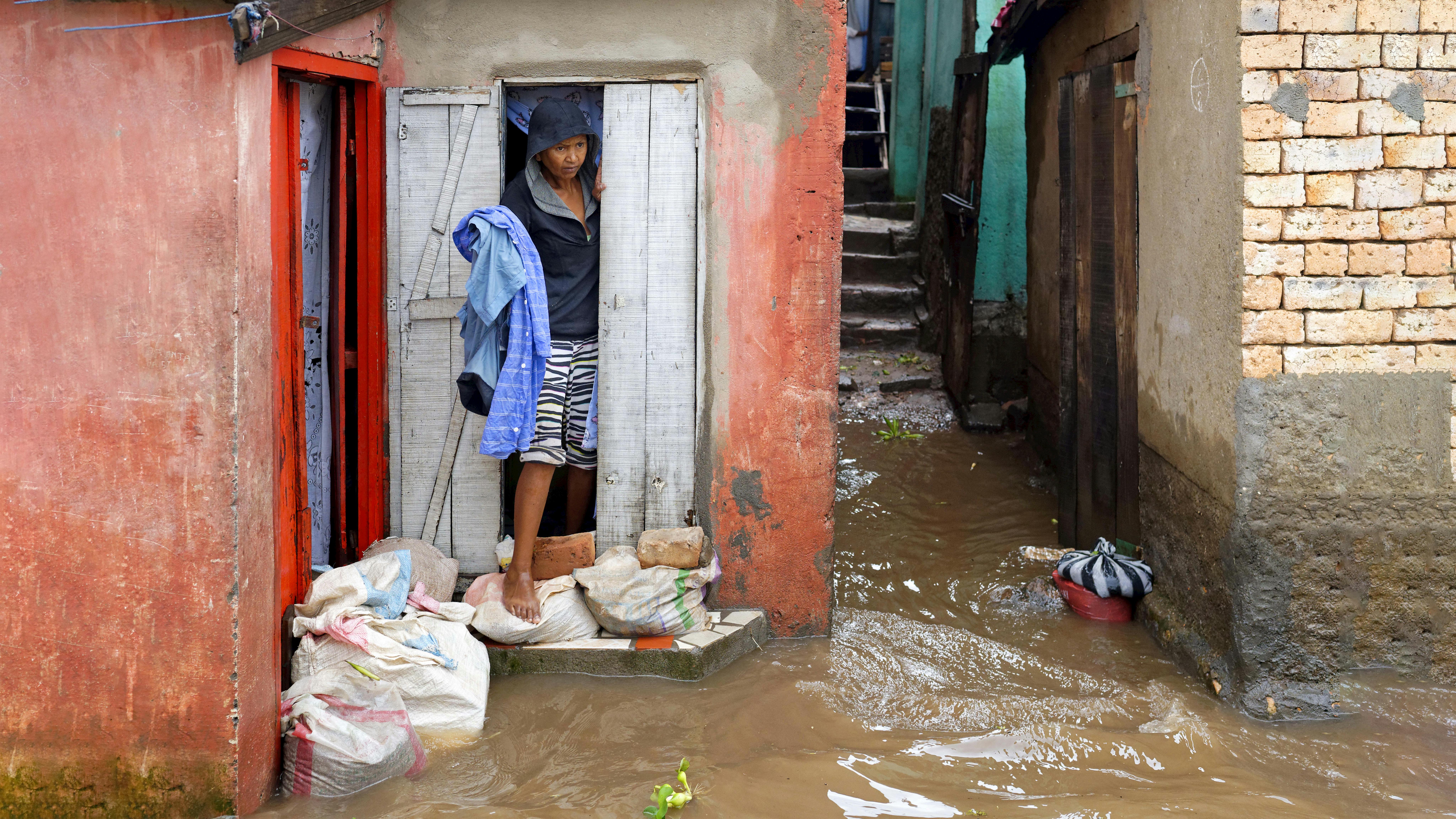 Madagascar, Gli abitanti proteggono con delle barriere per evitare che le loro case vengano allagate.