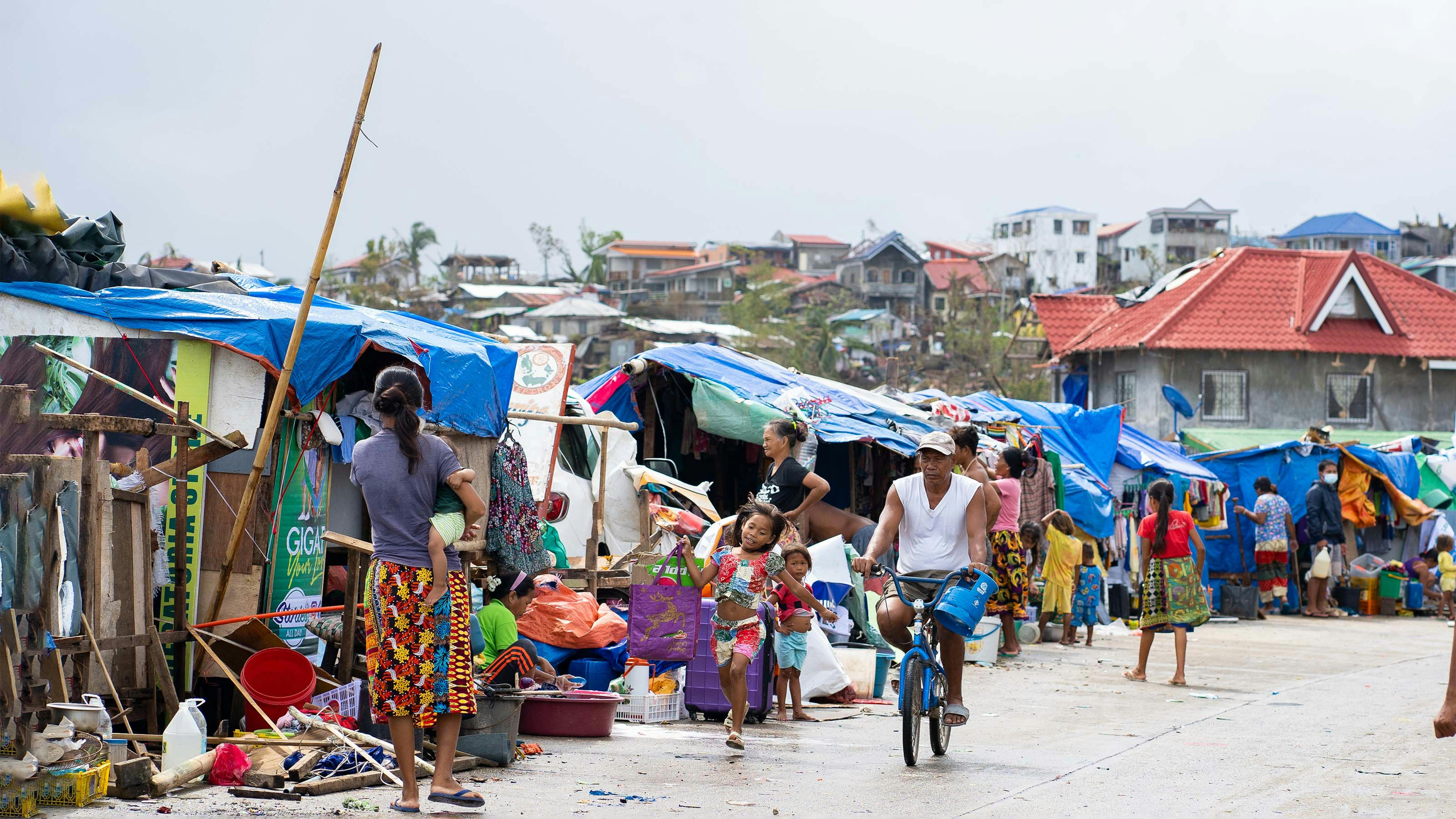 Filippem con le loro case distrutte dal tifone Rai, i bambini e le famiglie della comunità indigena Sama a Surigao City corrono rischi per la loro sicurezza.