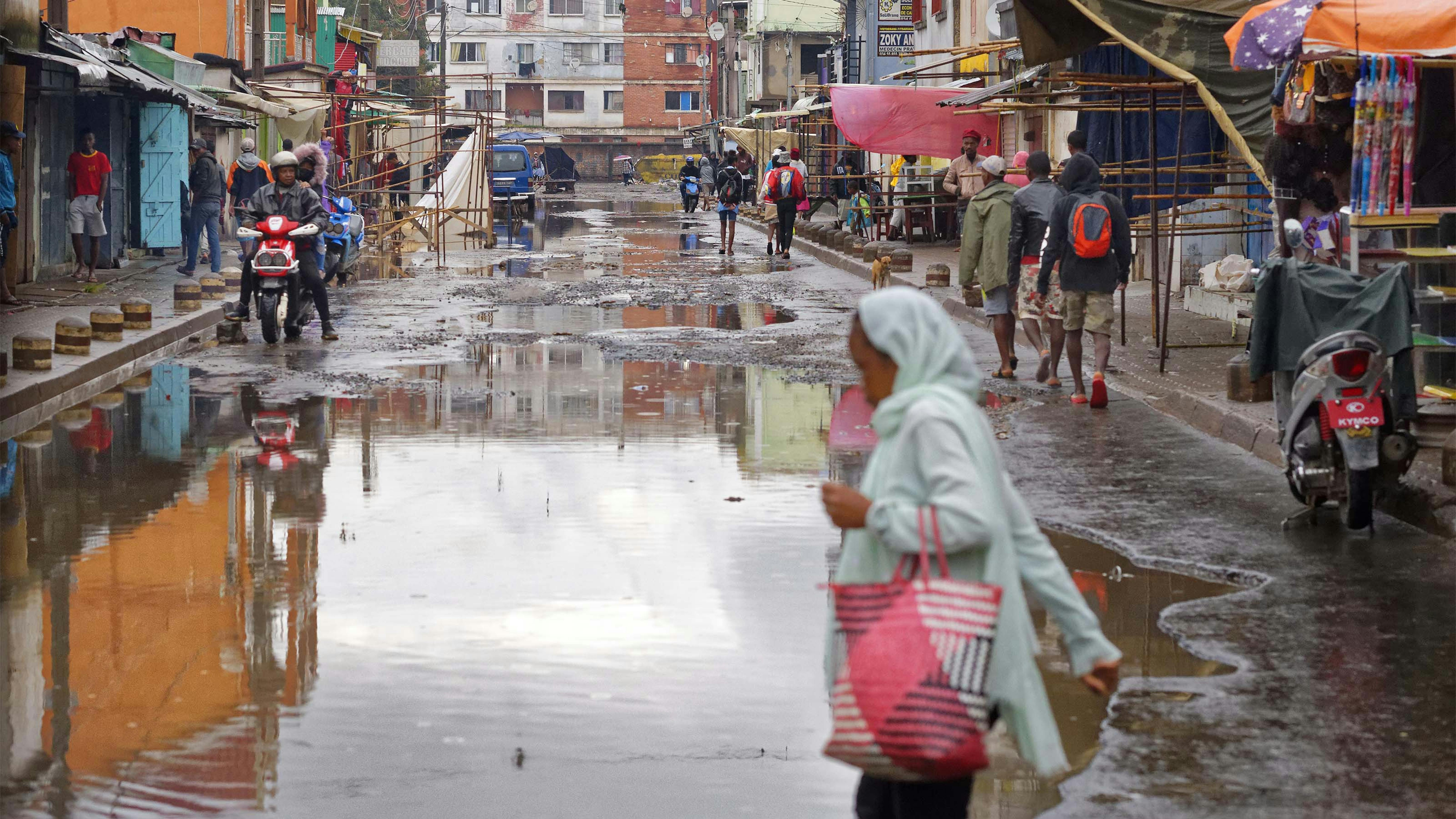 nel distretto di Ilanivato, Antananarivo, nella regione di Analamanga in Madagascar, le strade mal tenute sono facilmente allagate.