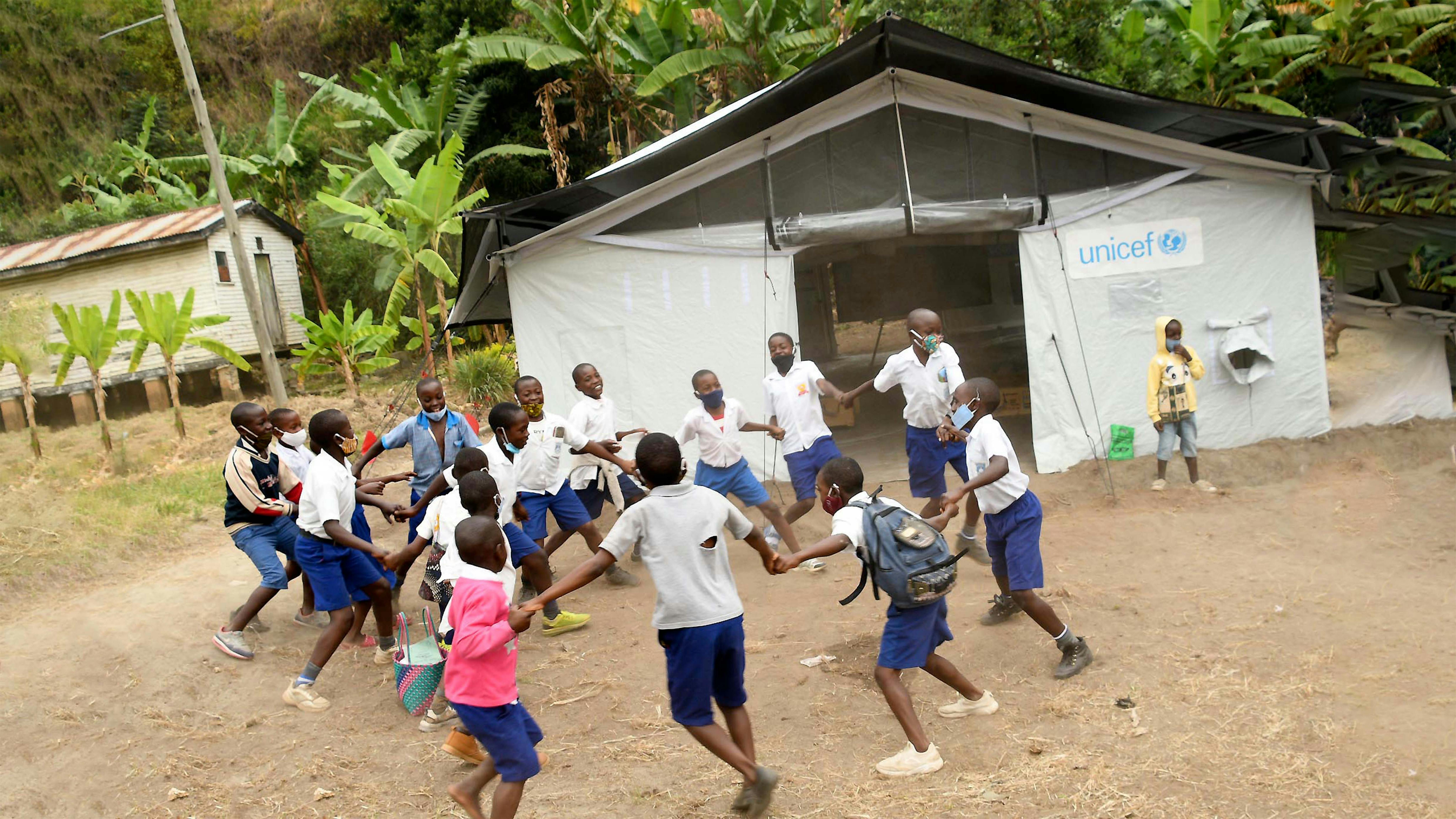 Uganda, alunni della Bulembia Primary School giocano durante una pausa dopo le lezioni svolte nella tenda