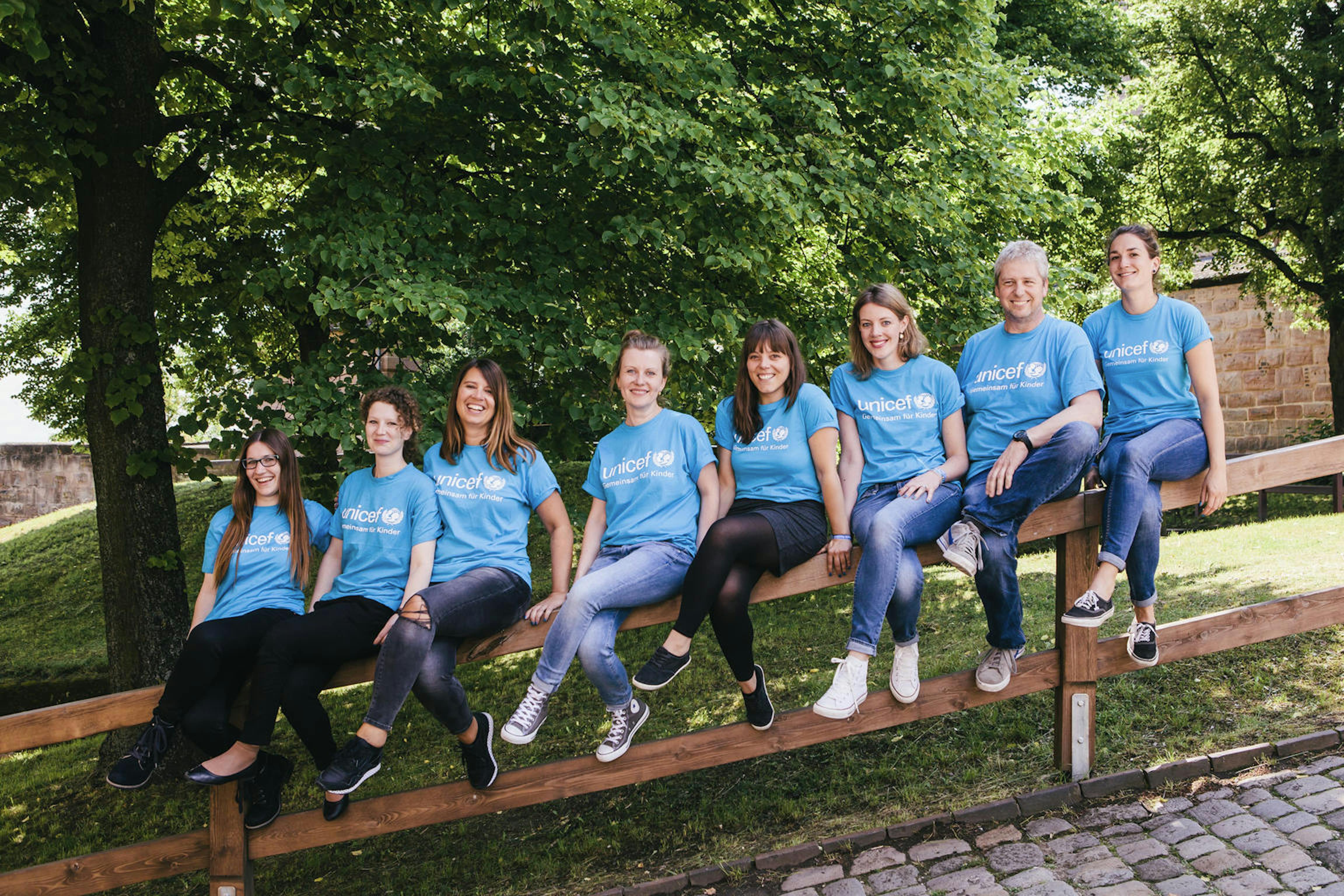 Ragazzi adolescenti sorridono, indossando la maglietta UNICEF, allo Youth Festival di Norimberga.