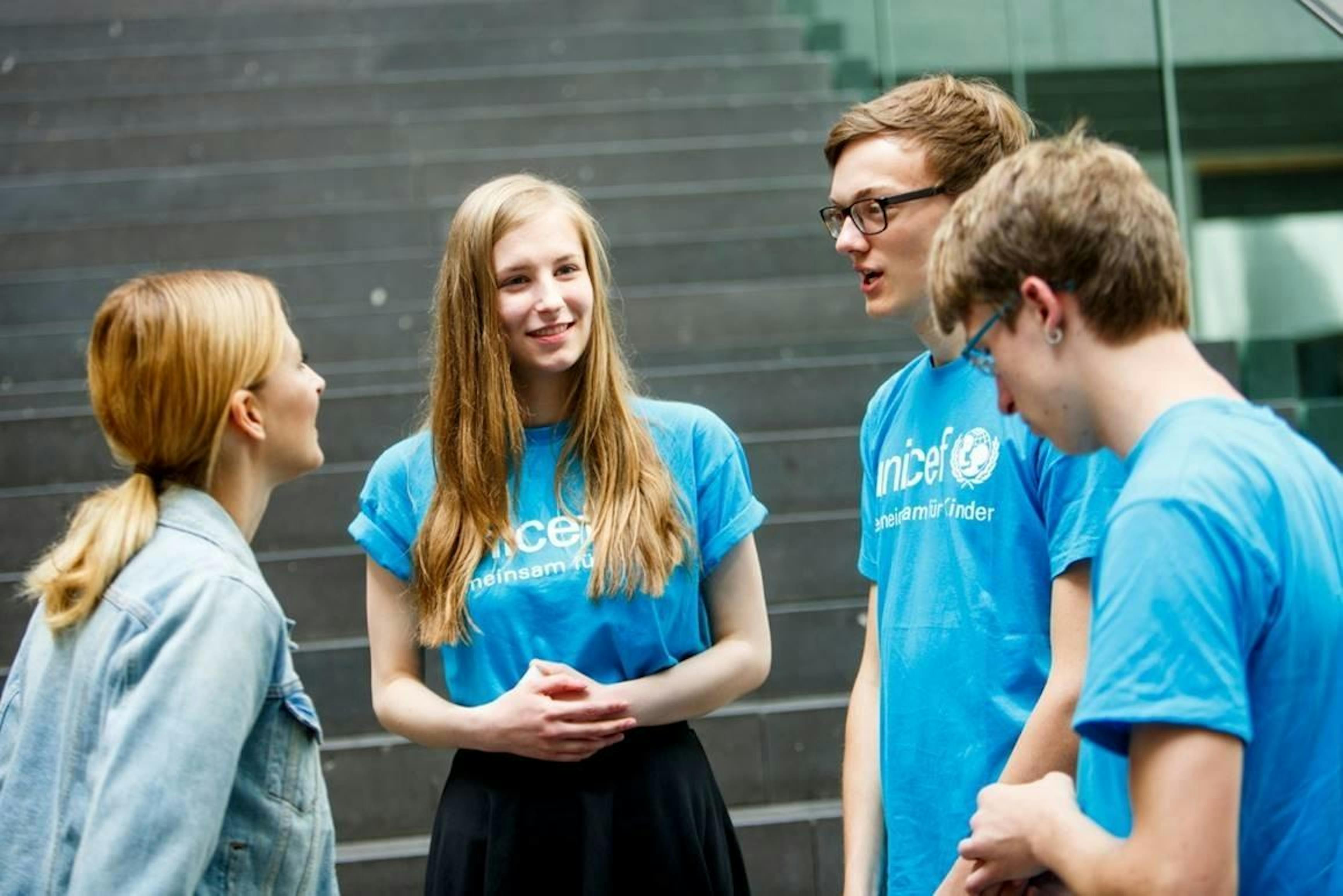 Eva Padberg (Ambasciatore dell'UNICEF), Jasmin Vogt , Lasse Schroeders e Nilson Vogt (tutti UNICEF JuniorBeirat) consegnano i libretti di Voices of Youth al Ministro federale tedesco