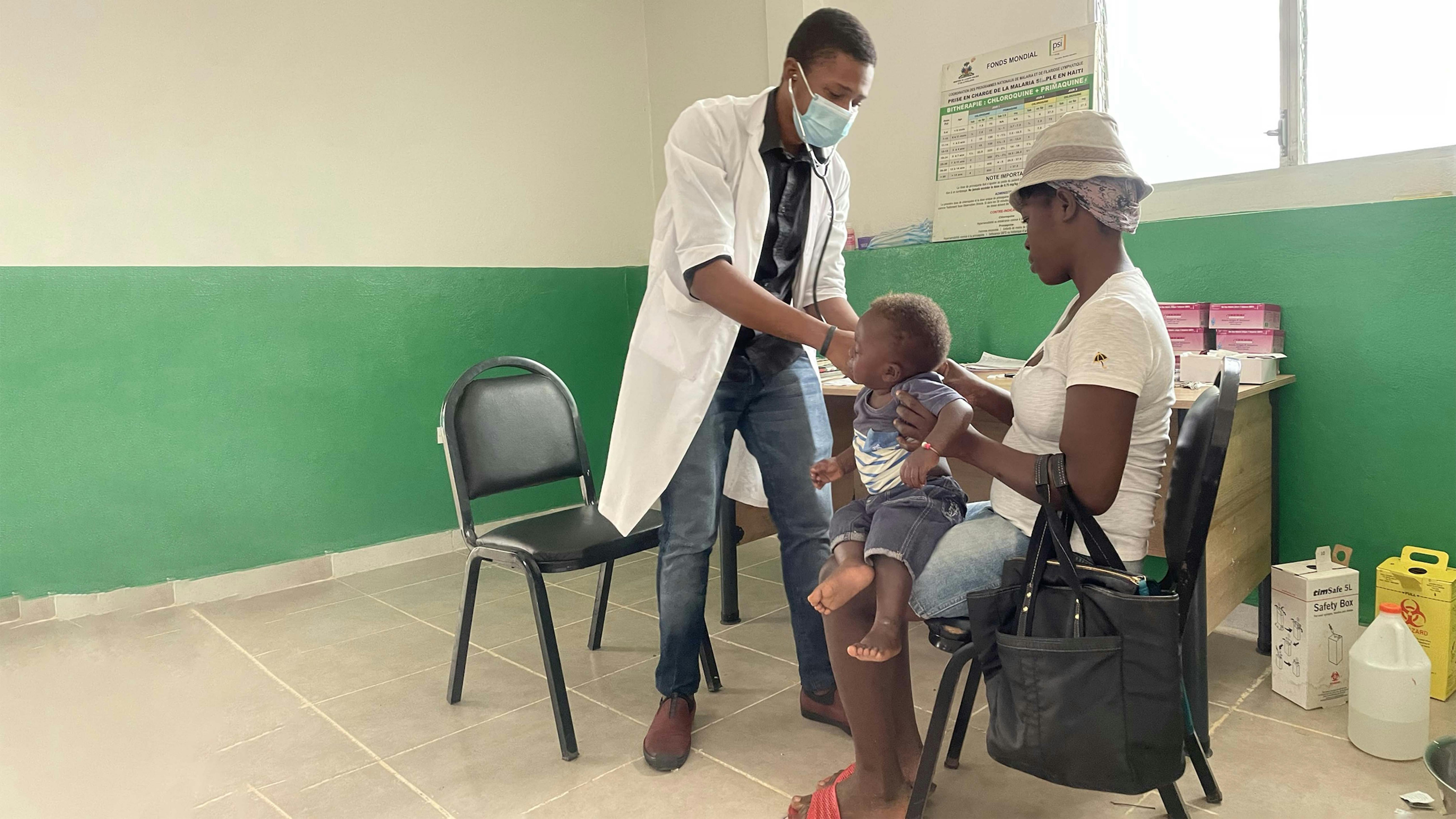 Haiti, i genitori e altri operatori sanitari si uniscono ai Parenting Club per conoscere le migliori pratiche nutrizionali.