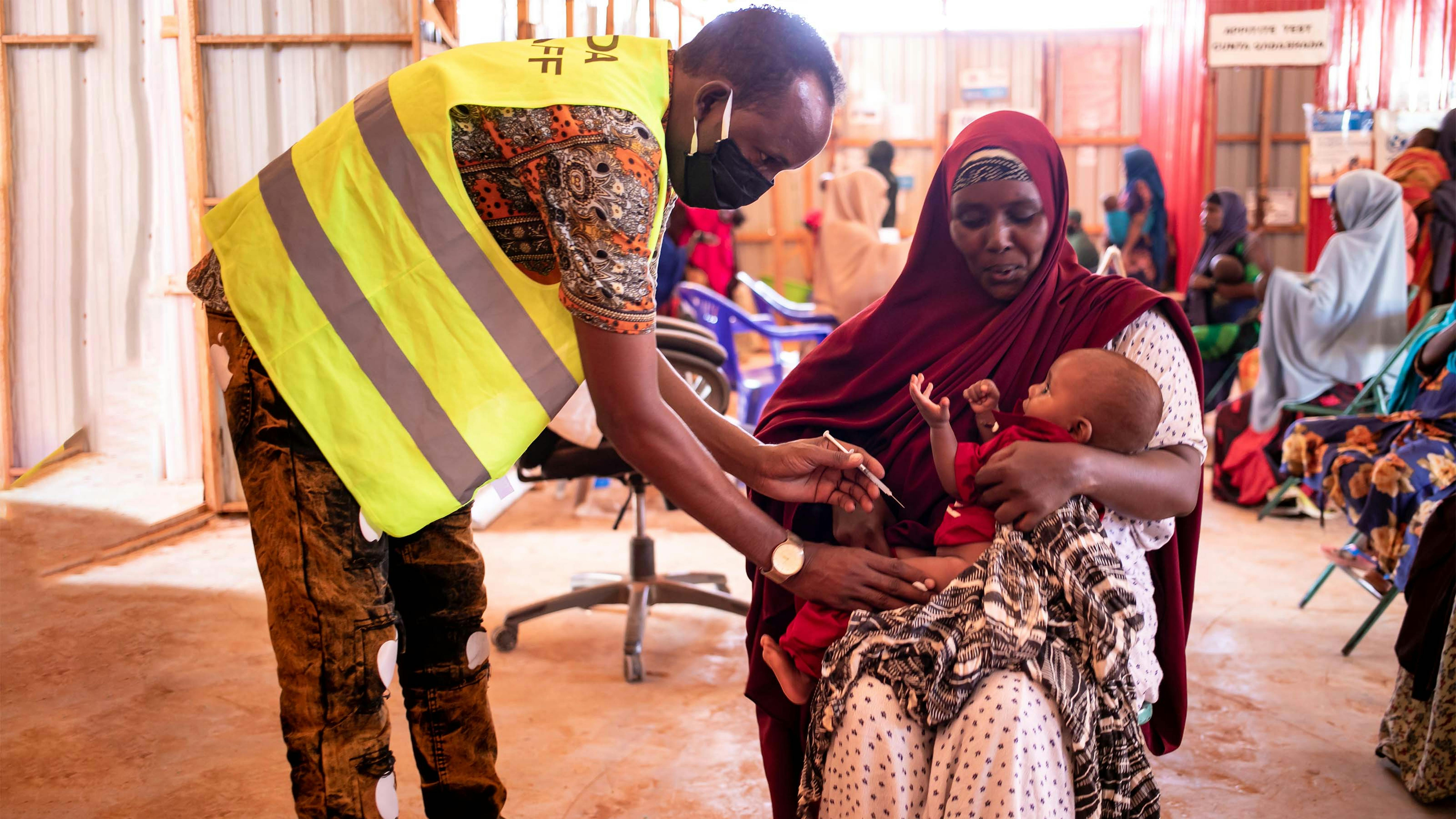 Somalia, una mamma con bambino riceve assistenza da un medico nel centro sanitario di Dolow