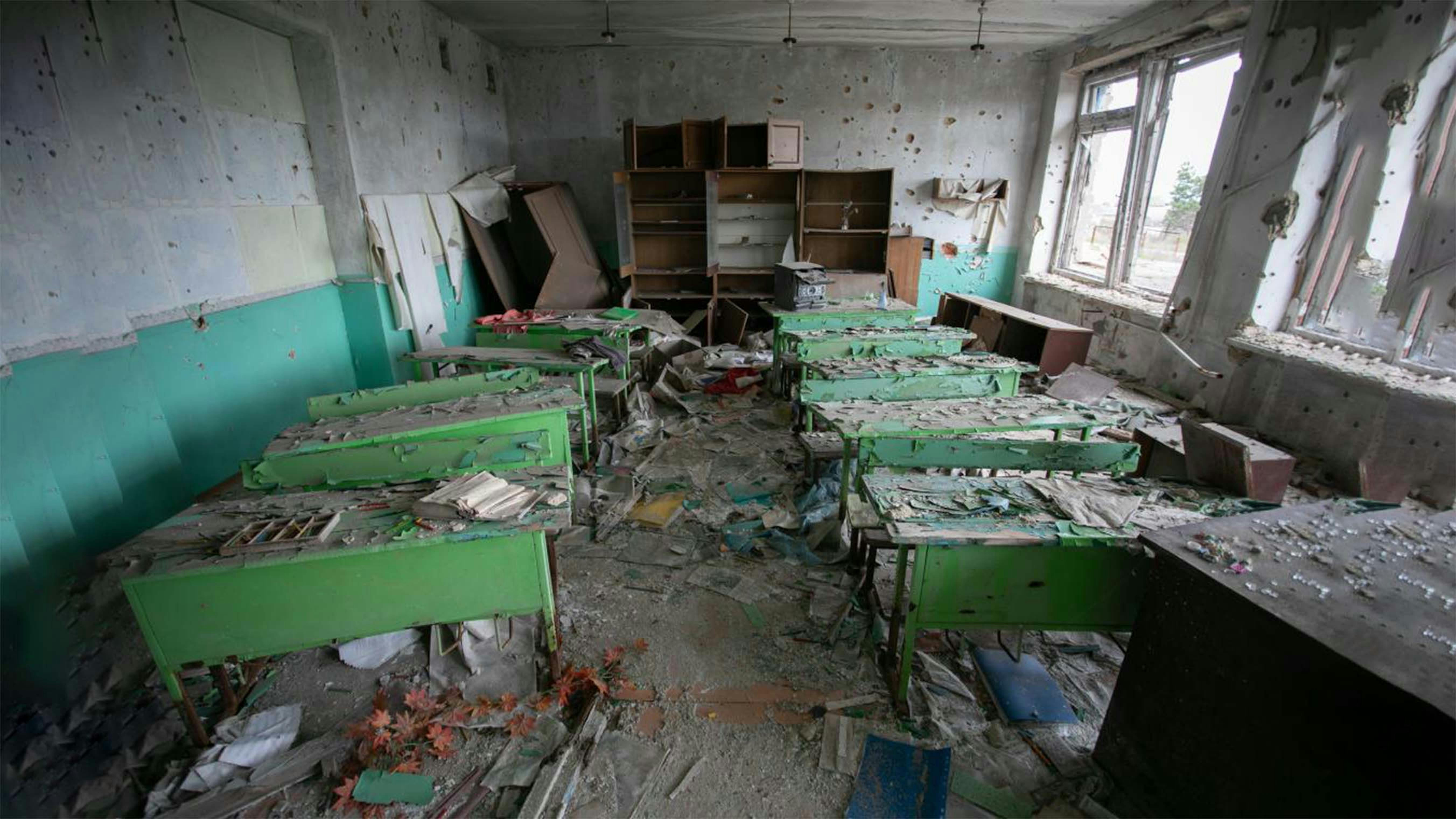 L'interno della scuola di Shyrokyne, nell'Ucraina orientale, distrutta dai bombardamenti