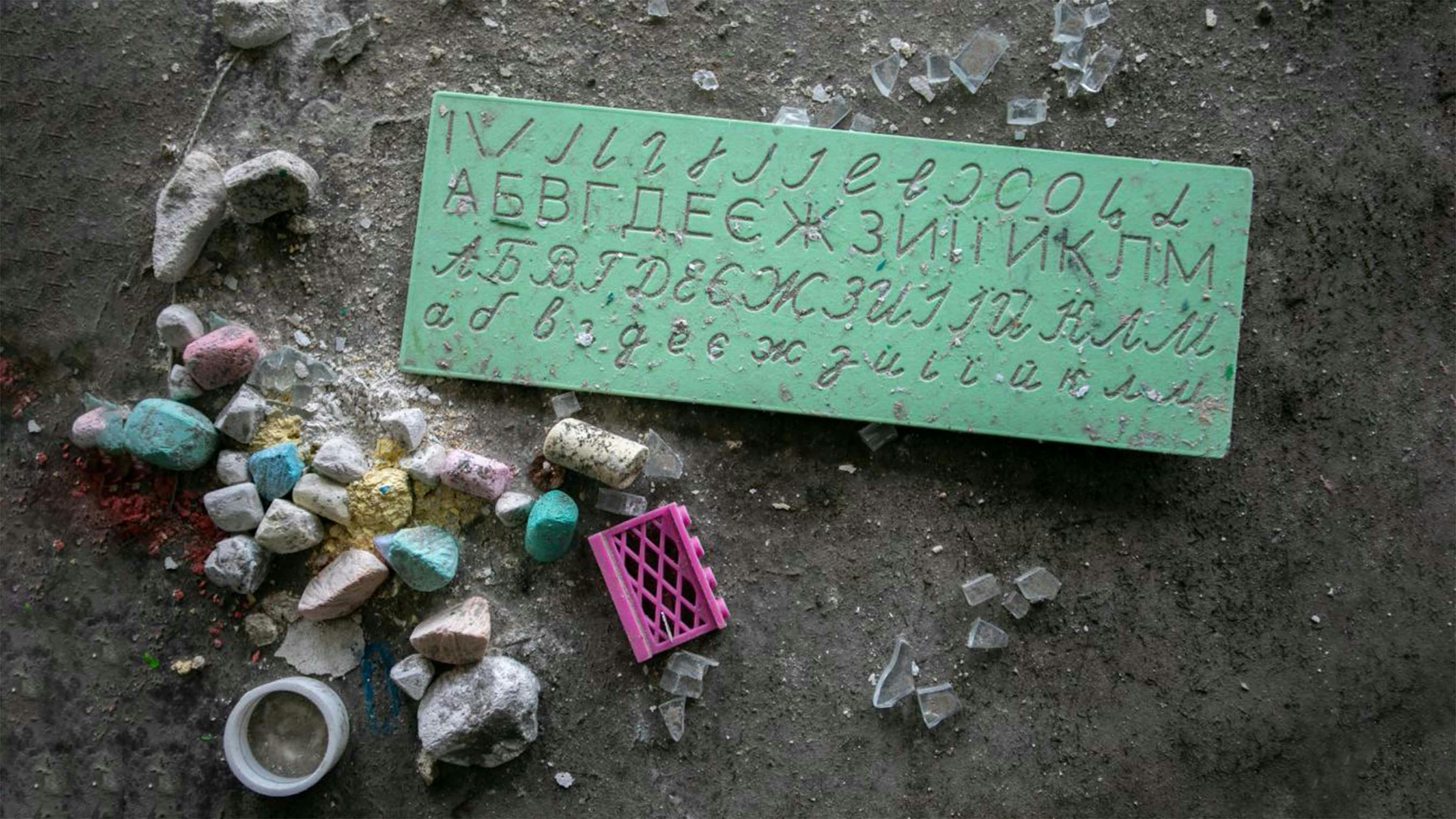 Gessetti e altro materiale scolastico della scuola di Shyrokyne, Ucraina orientale, colpita dal conflitto