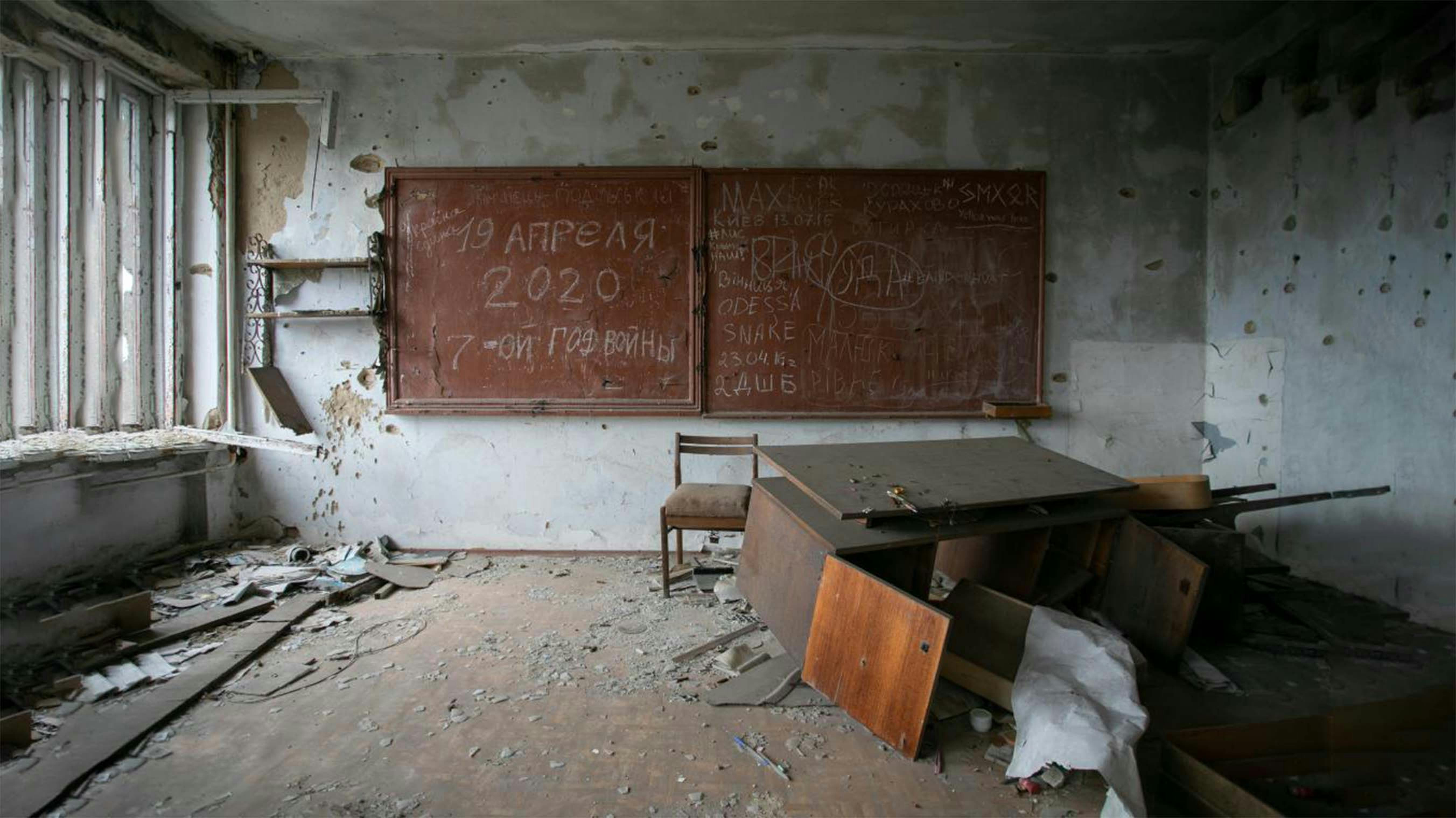 Una delle aule distrutte nella scuola di Shyrokyne, Ucraina orientale, colpita dal conflitto