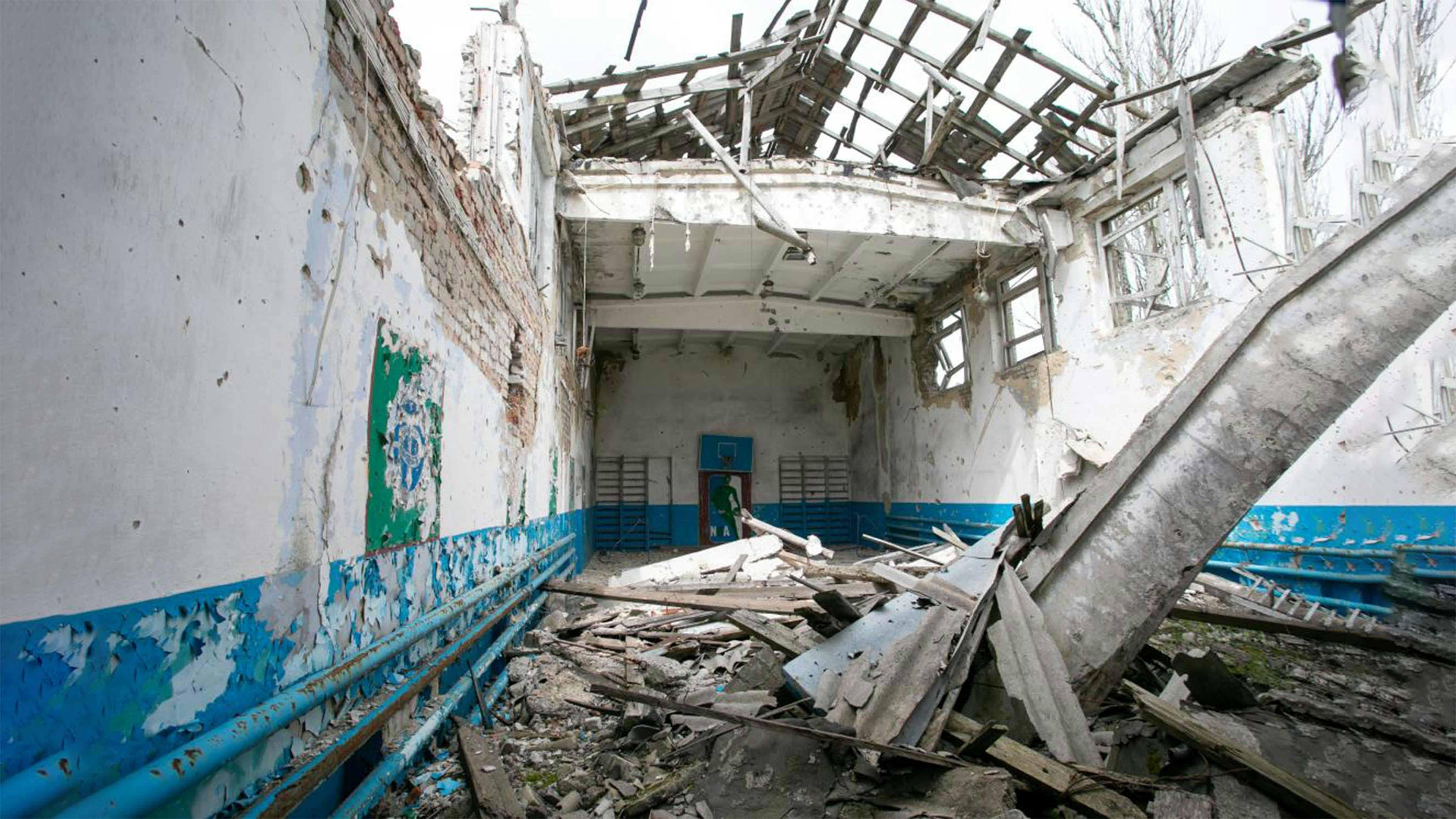 Interno della scuola di Shyrokyne, distrutta dalle bombe in Ucraina orientale