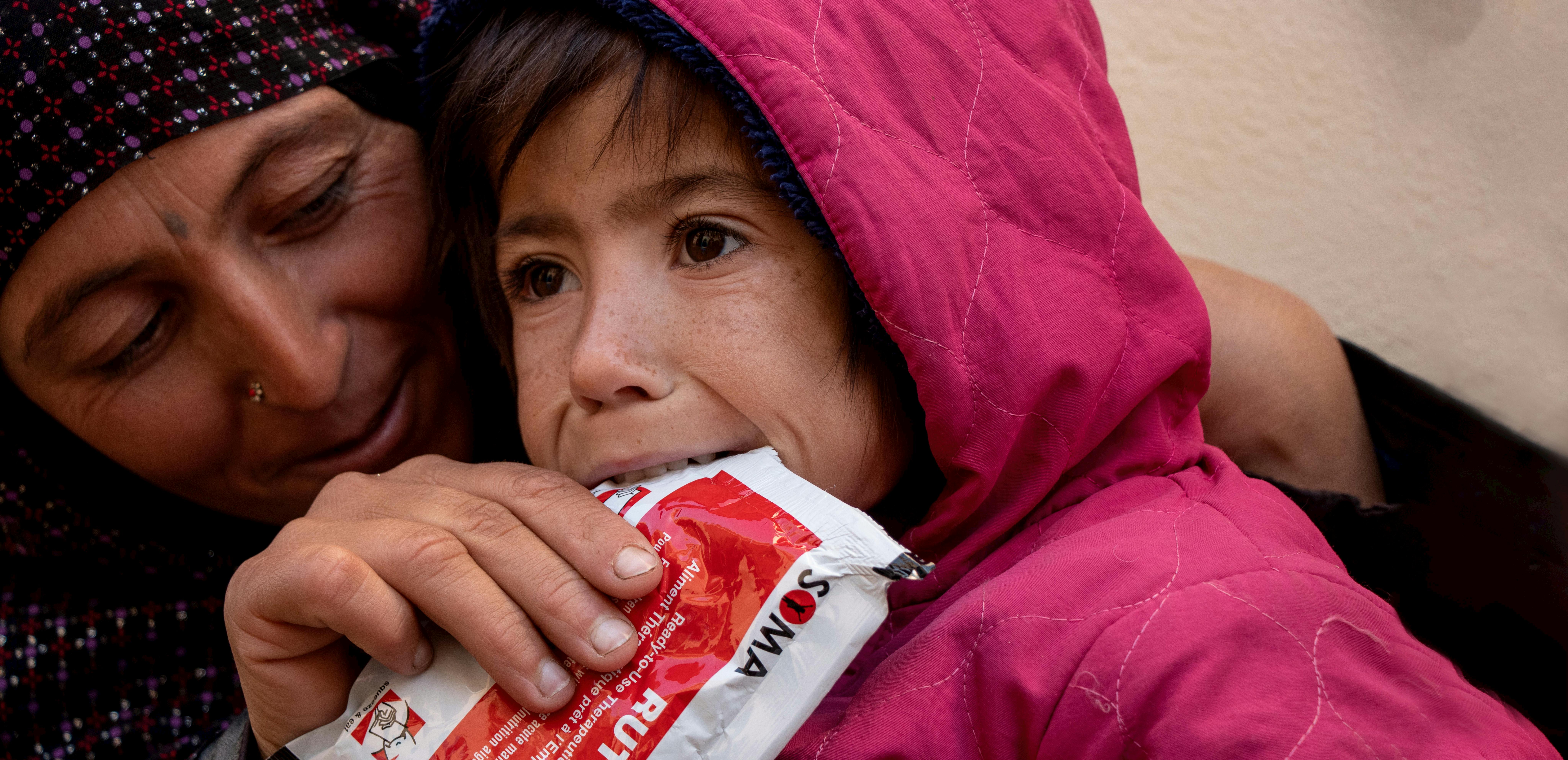 Afghanistan, 2021: Parwana, 4 anni, soffre di malnutrizione acuta grave. Viene nutrita da sua madre, Malika, con cibo terapeutico pronto all'uso (RUTF)
