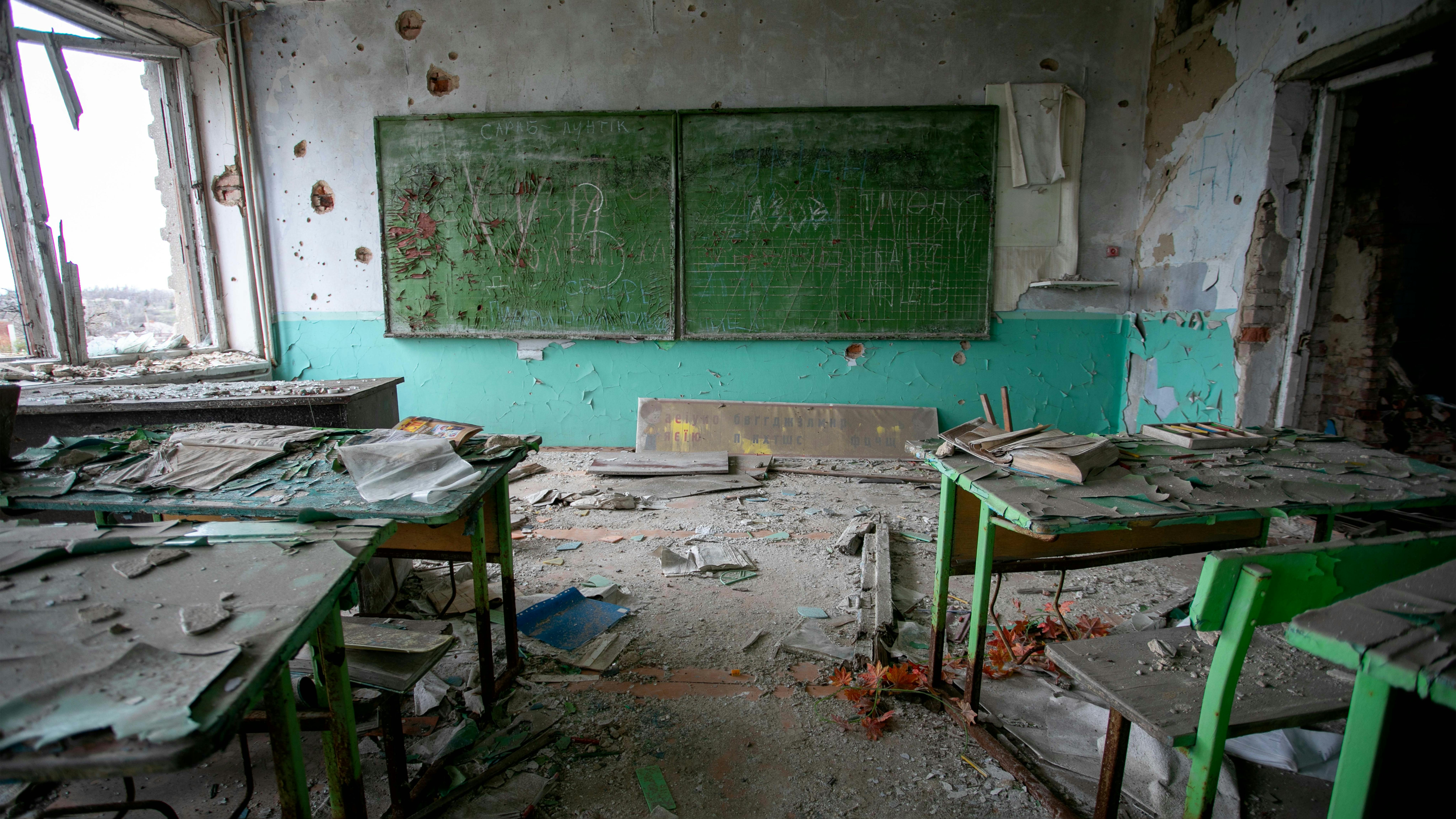 Ucraina, una scuola danneggiata dai bombardamenti