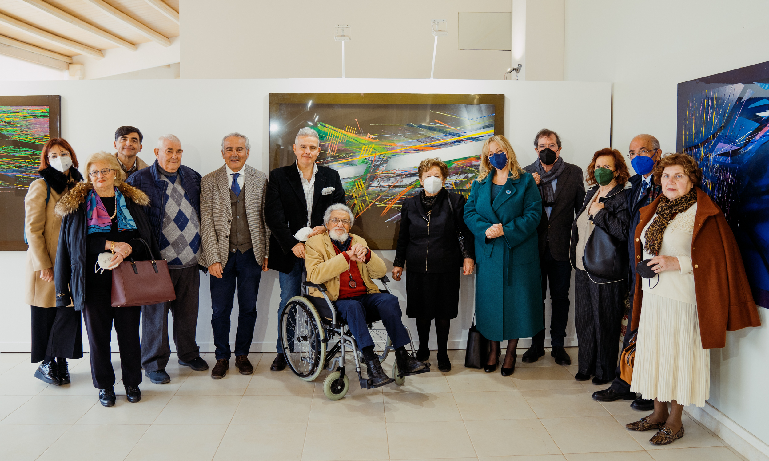 Foto di gruppo dei parteicpanti alla mostra di Turi Sottile, al centro la presidente Carmela Pace 