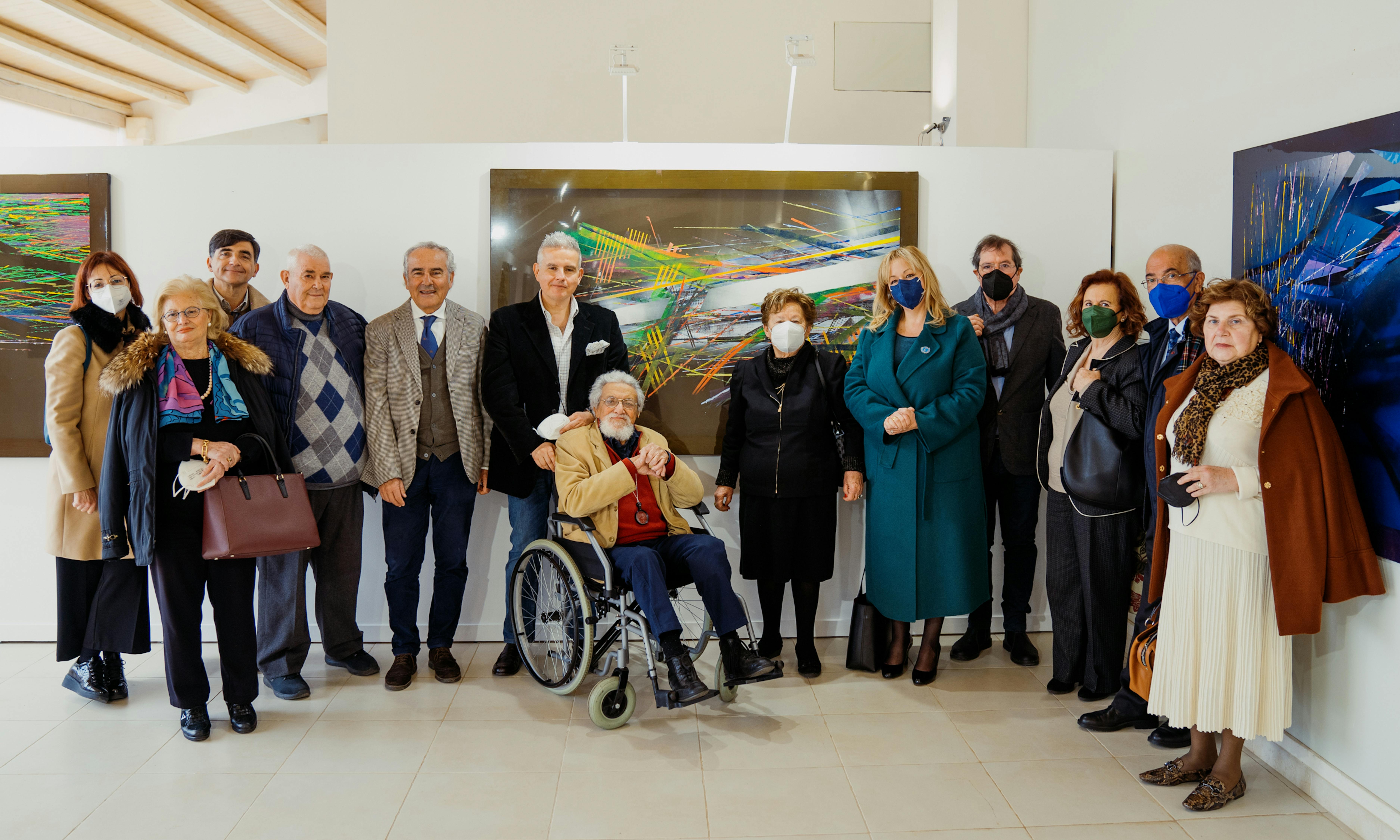Foto di gruppo dei parteicpanti alla mostra di Turi Sottile, al centro la presidente Carmela Pace.  Foto di Organica Officina