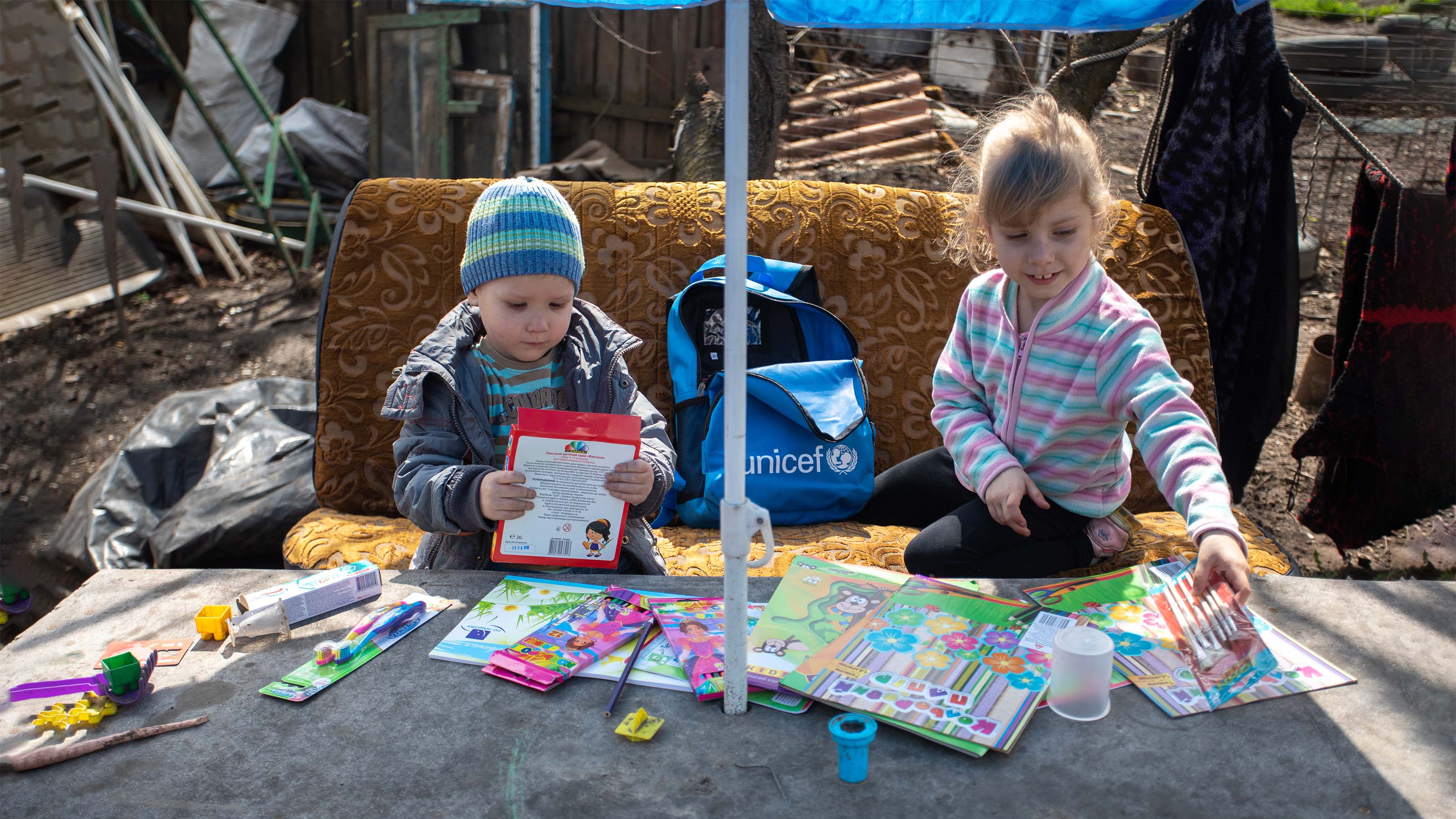 Ucraina, Vika di Avdiivka si sta preparando per il suo primo giorno di scuola.