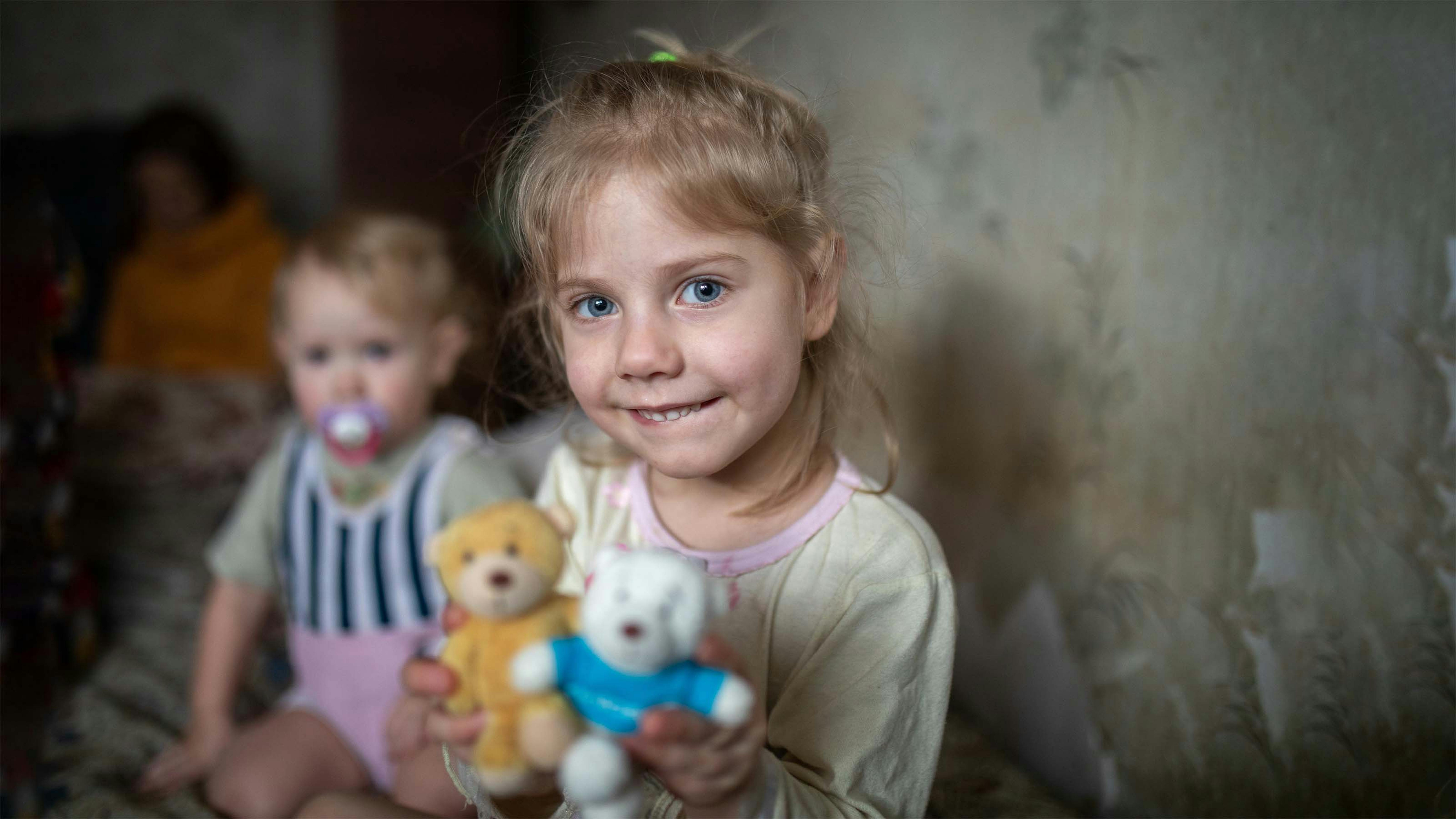 Ucraina, Victoria, di 5 anni è beneficiaria del programma di fornitura di kit per l'igiene ad Avdiivka. 