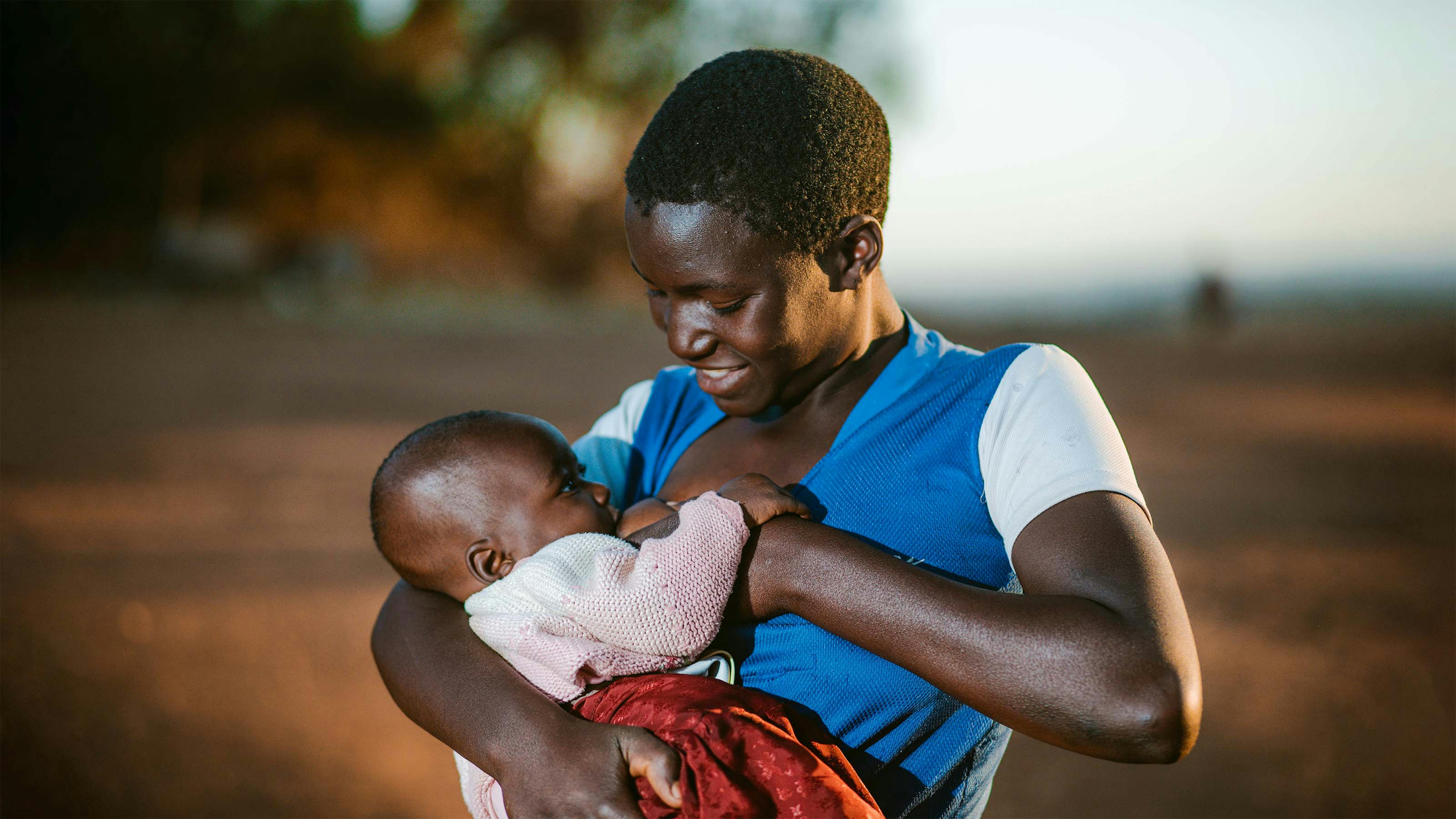 Malawi, Alefa Blessings allatta al seno sua figlia a Nkukula, distretto di Dowa.