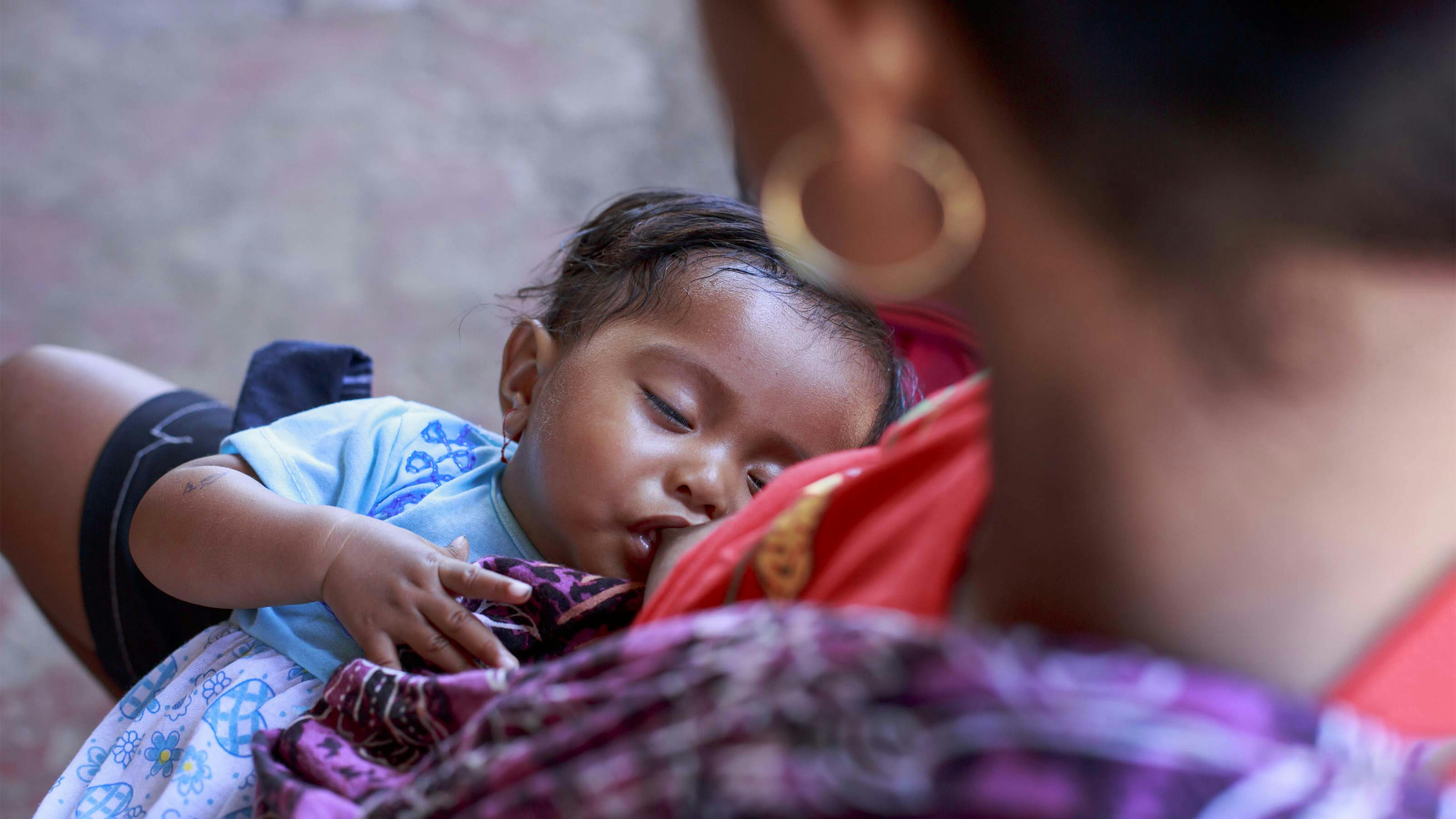 Timore Leste, Marciana Do Santos  allatta al seno la sua piccola Alifa nel centro SISCA a Baliboro