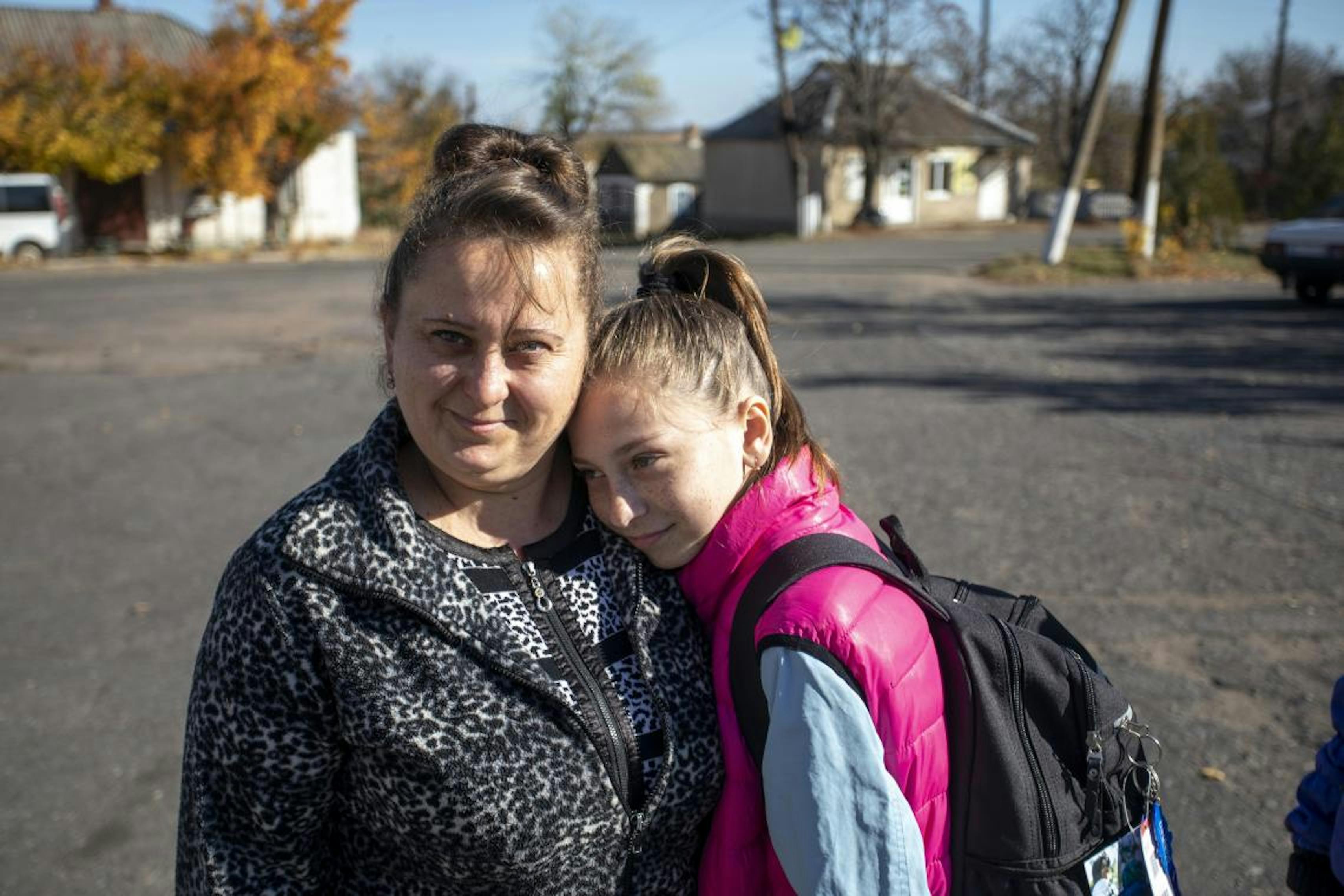 Inna e sua figlia, dell'Ucraina dell'Est, ricevono i voucher per beni essenziali distribuiti dall'UNICEF 