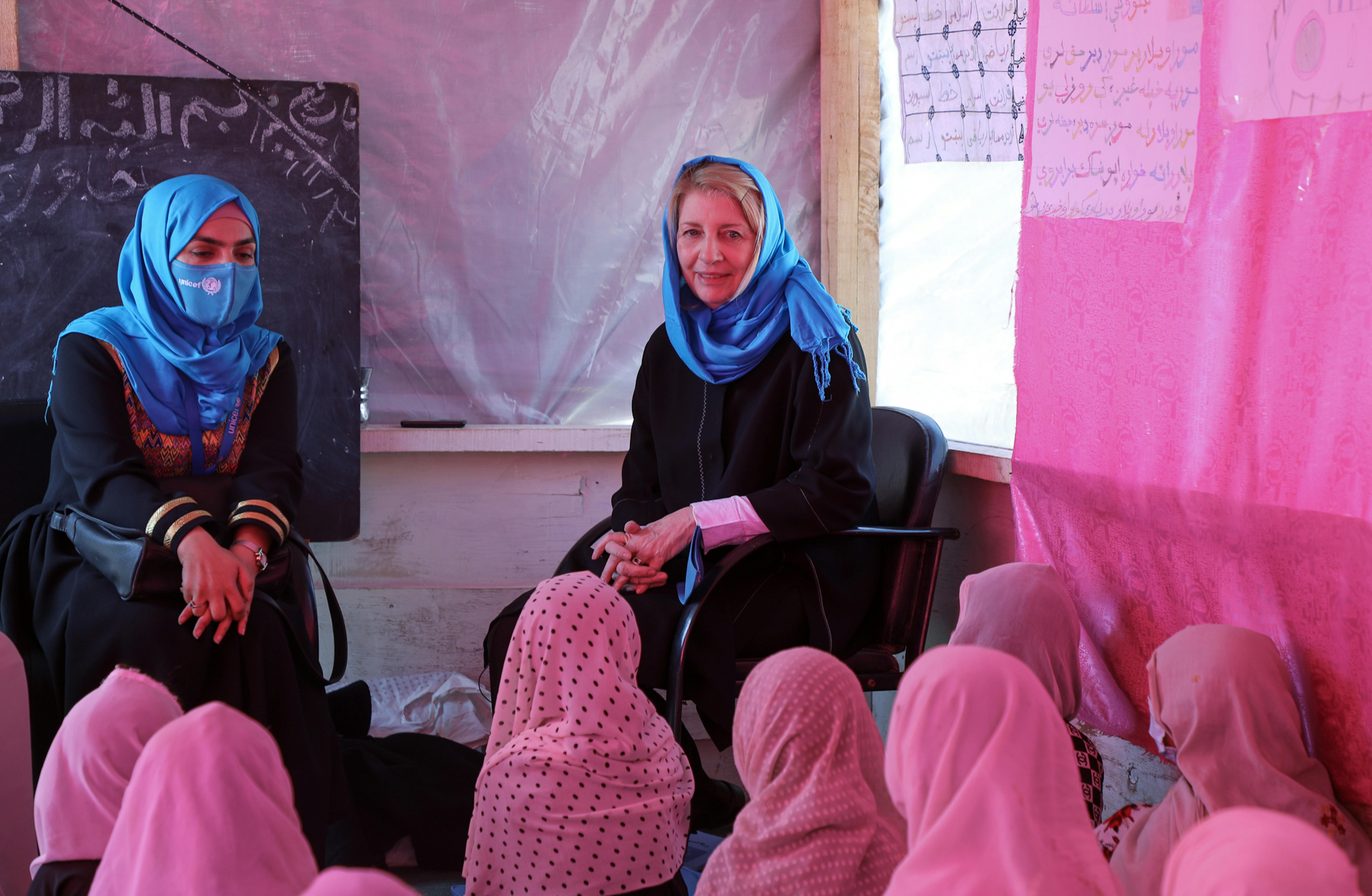 La Direttrice generale dell'UNICEF, Catherine Russell, incontra le ragazze di una scuola supportata dall'UNICEF, nel distretto di Kandahar’s Dand.