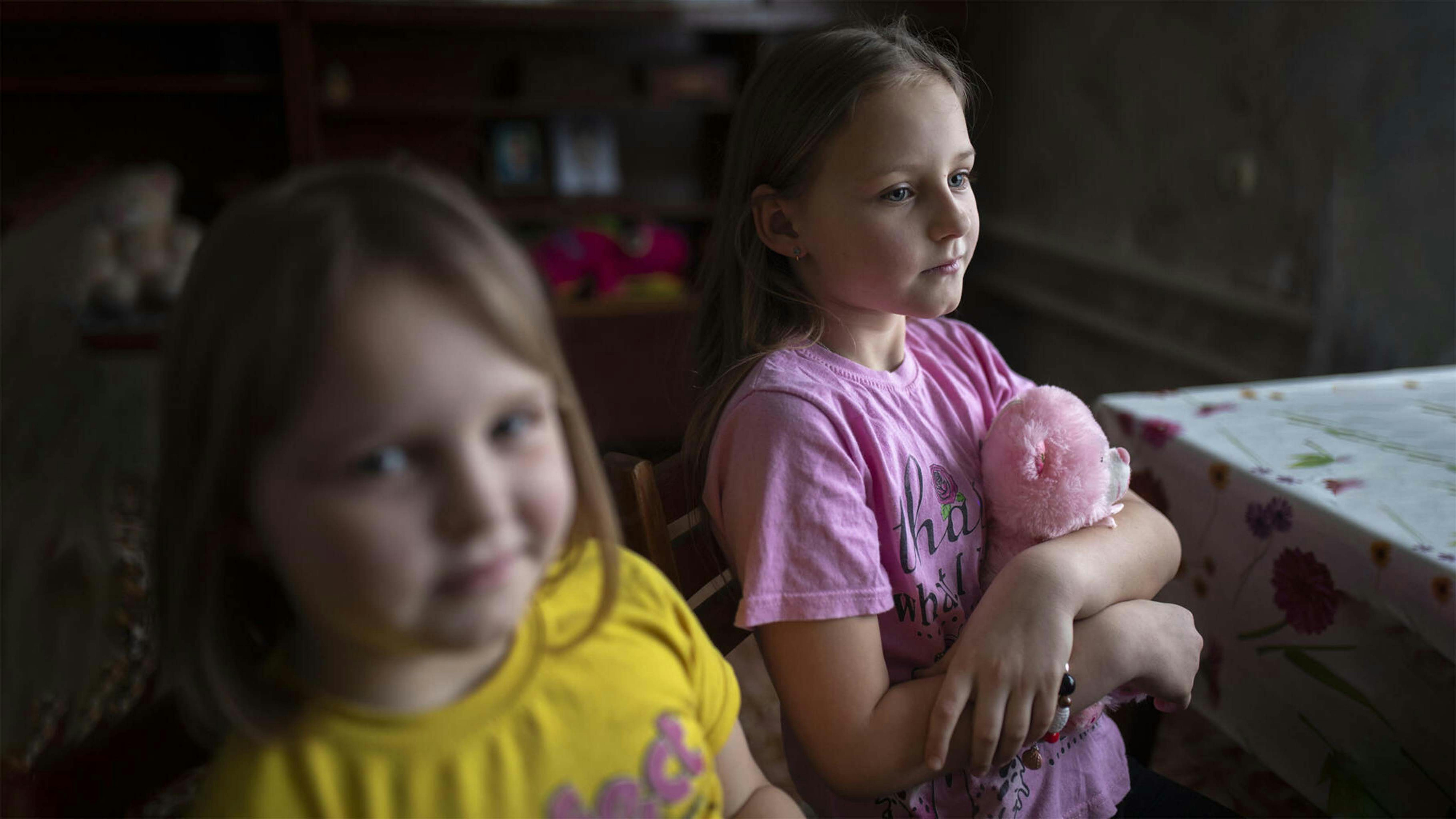 Ucraina - Daryna e Katia vivono con la loro famiglia lungo la cosiddetta 