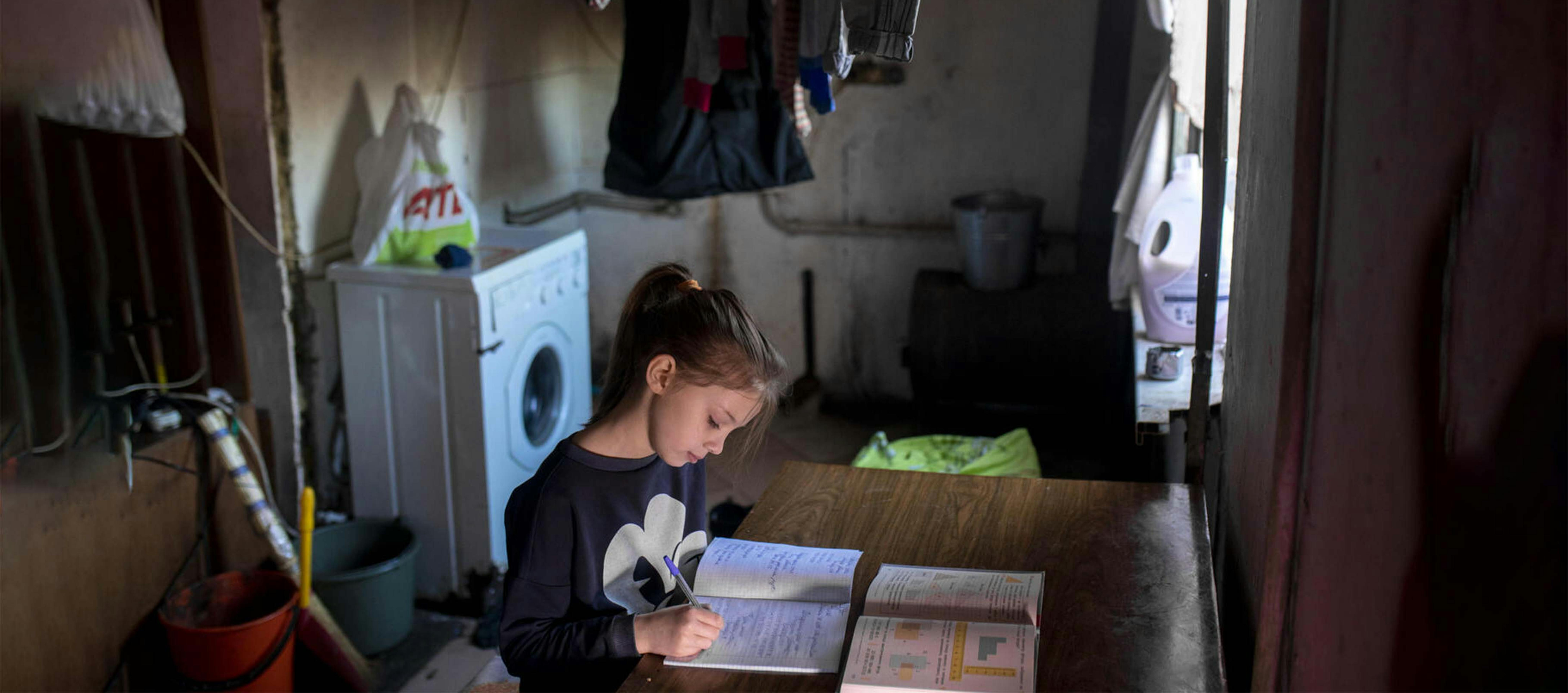 Ucraina, Masha, 9 anni, studia matematica a casa   La sua abitazione è parzialmente distrutta   e si trova a pochi chilometri dall' linea di contatto