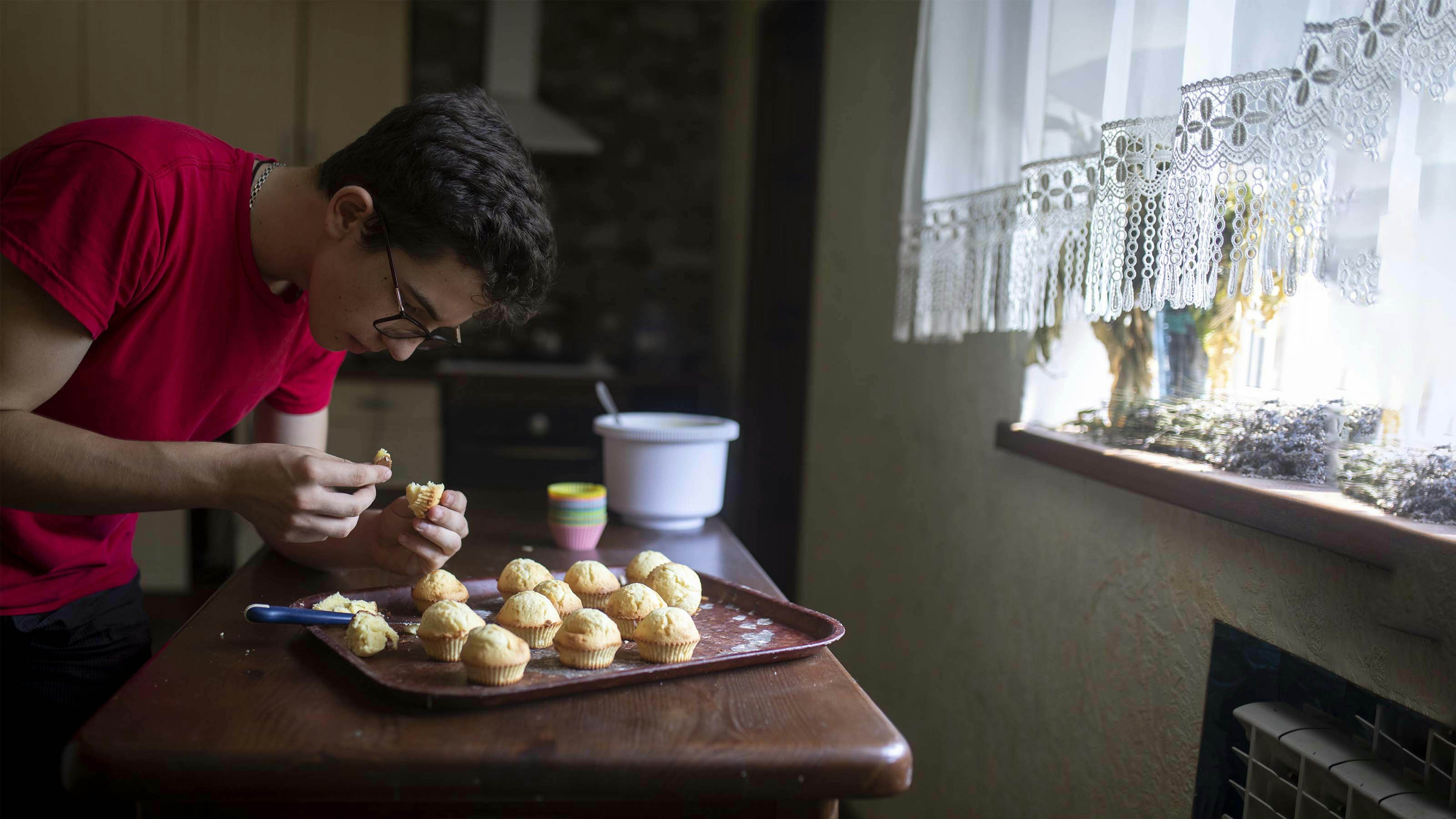 Ilia, 15 anni, prepara dei dolci per la sua famiglia: "Cerchiamo di tenerci allegri a vicenda"