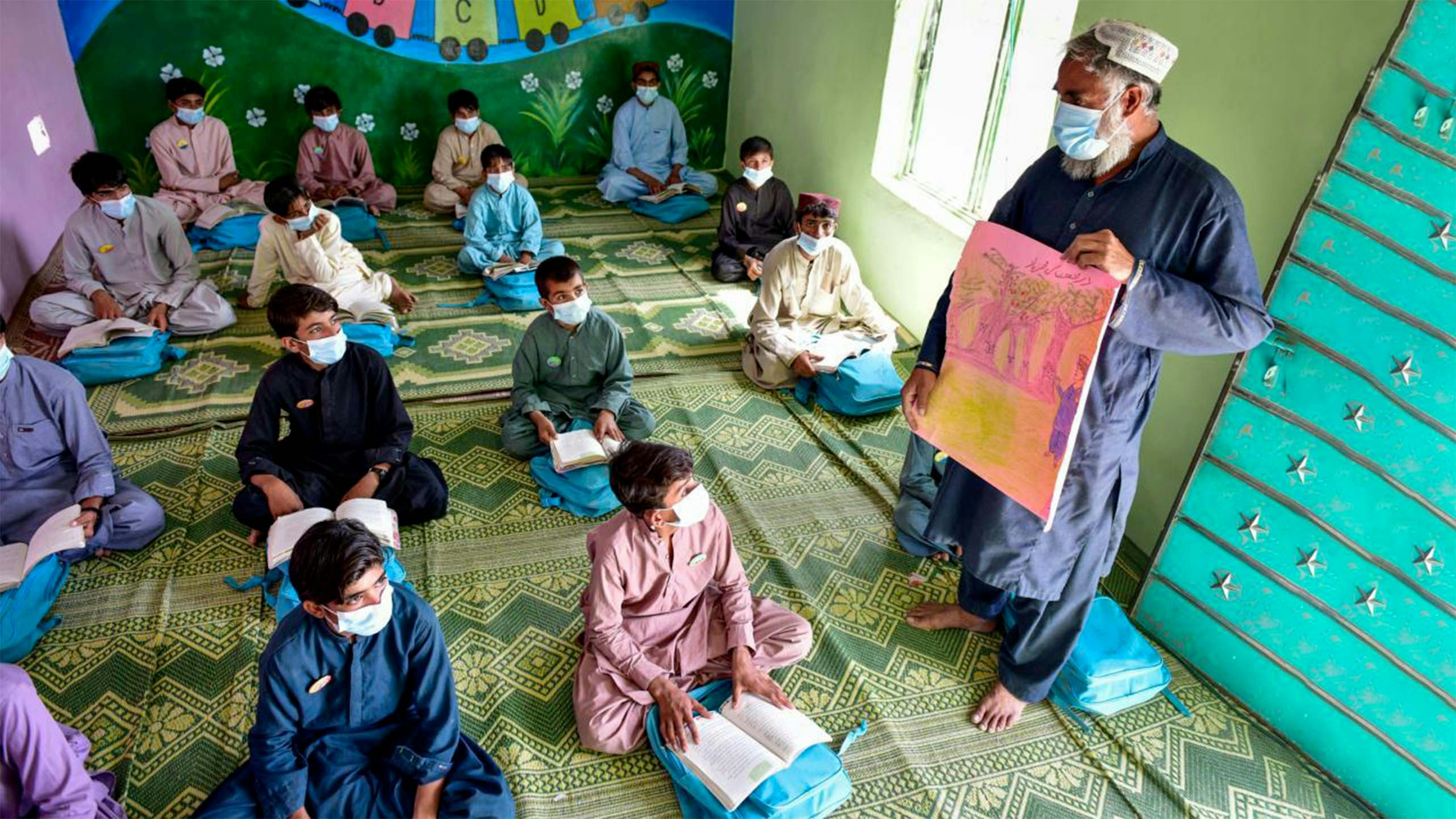 Una classe di soli maschi all'interno del centro di ALP, sostenuto dall'UNICEF, nel Belucistan, Pakistan