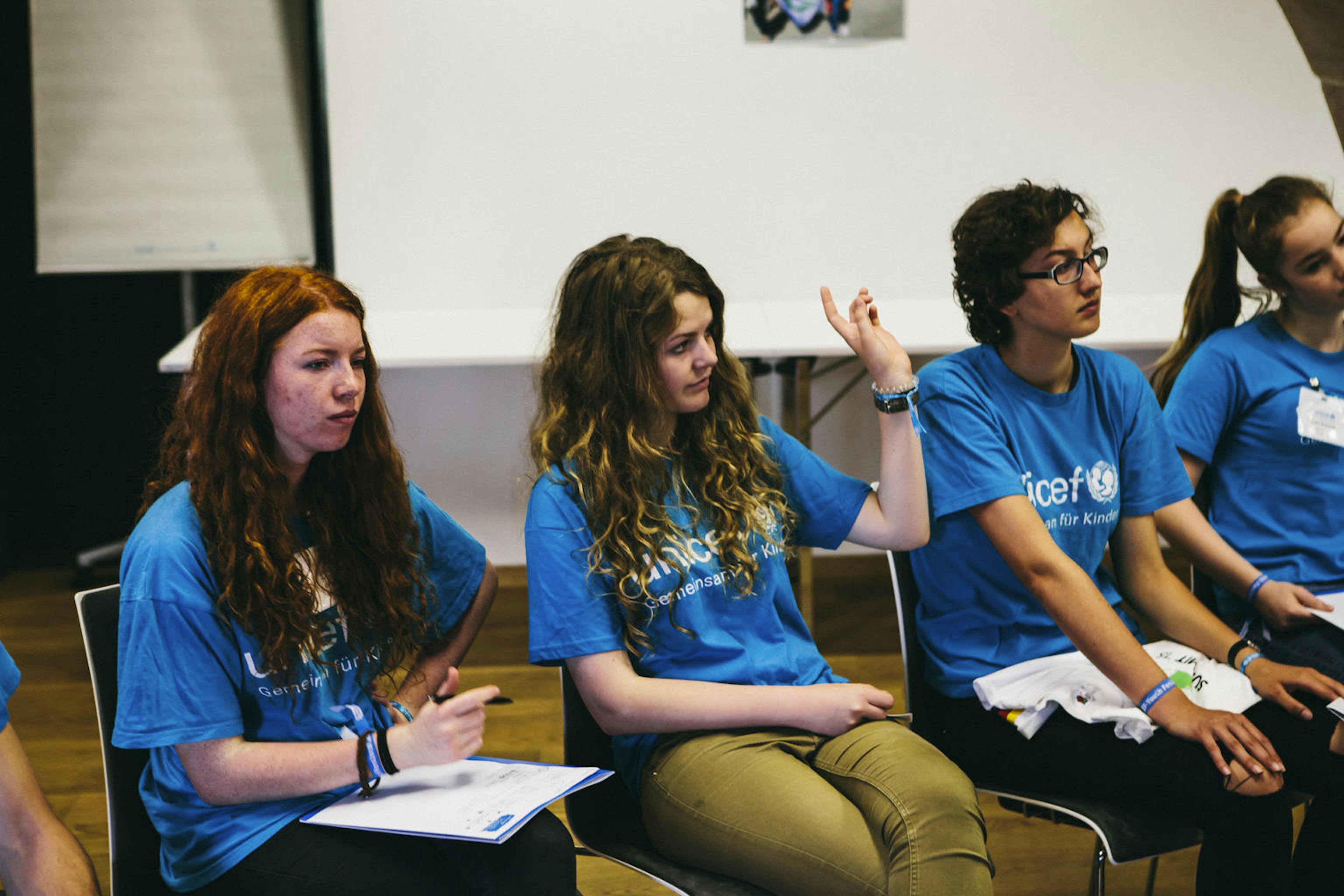 Youth Festival in Germania: ragazzi e ragazze partecipano a una sessione con la maglia dell'UNICEF