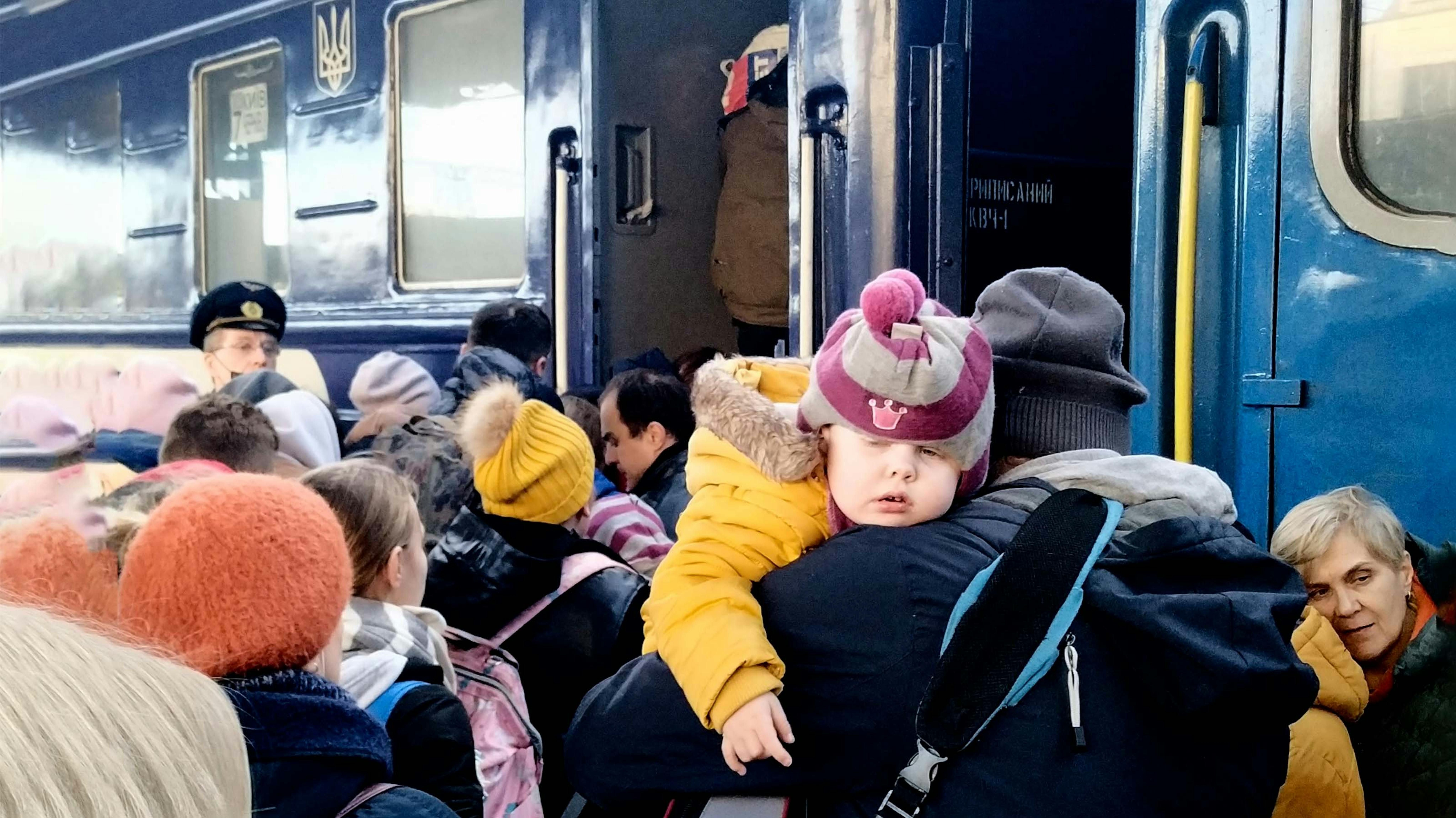 I residenti di Kiev salgono su un treno per lasciare la città durante l'escalation del conflitto in Ucraina.
