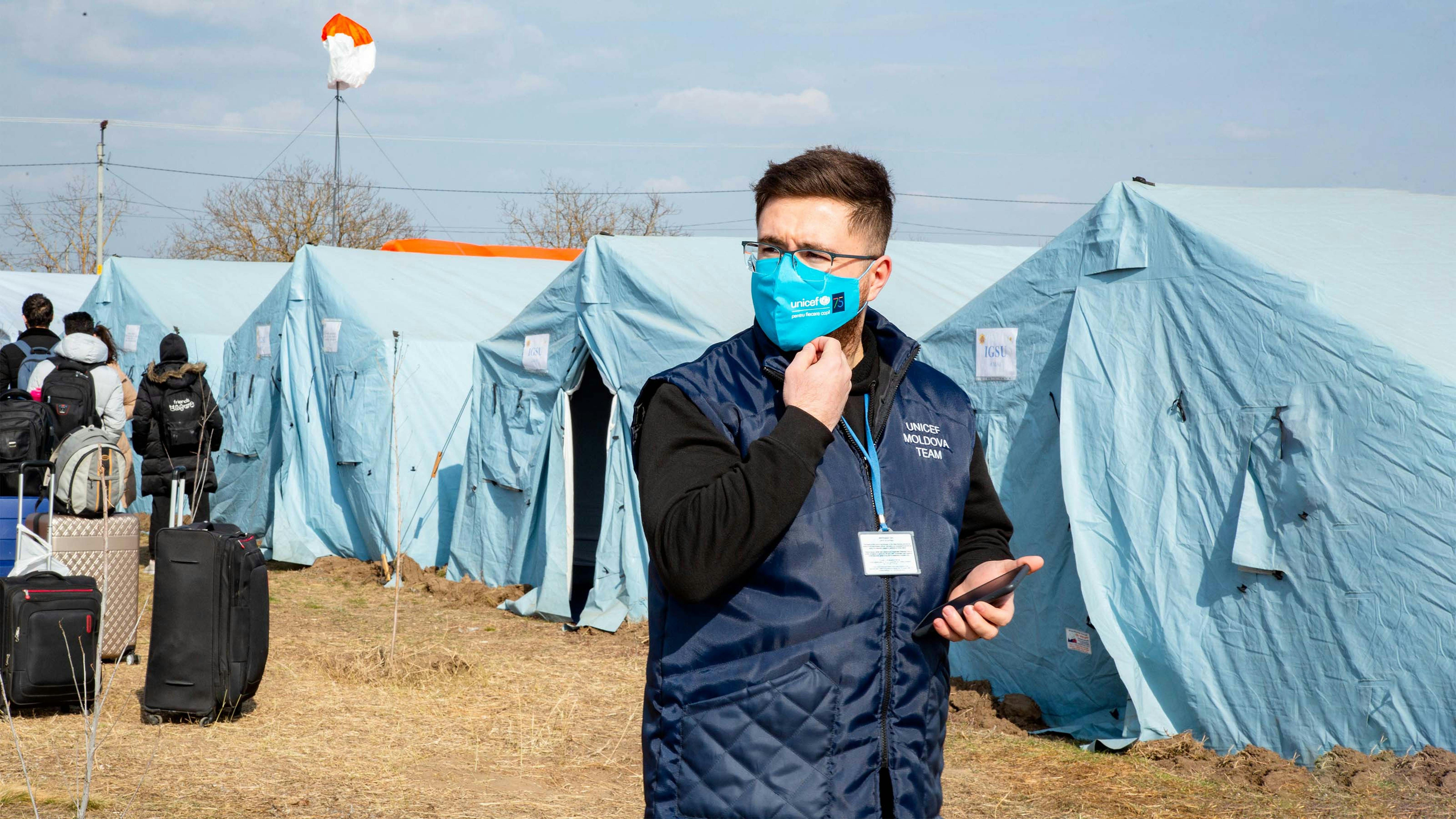 Moldavia, Staff dell'UNICEF in missione presso il Centro temporaneo per i rifugiati al  confine con l'Ucraina.