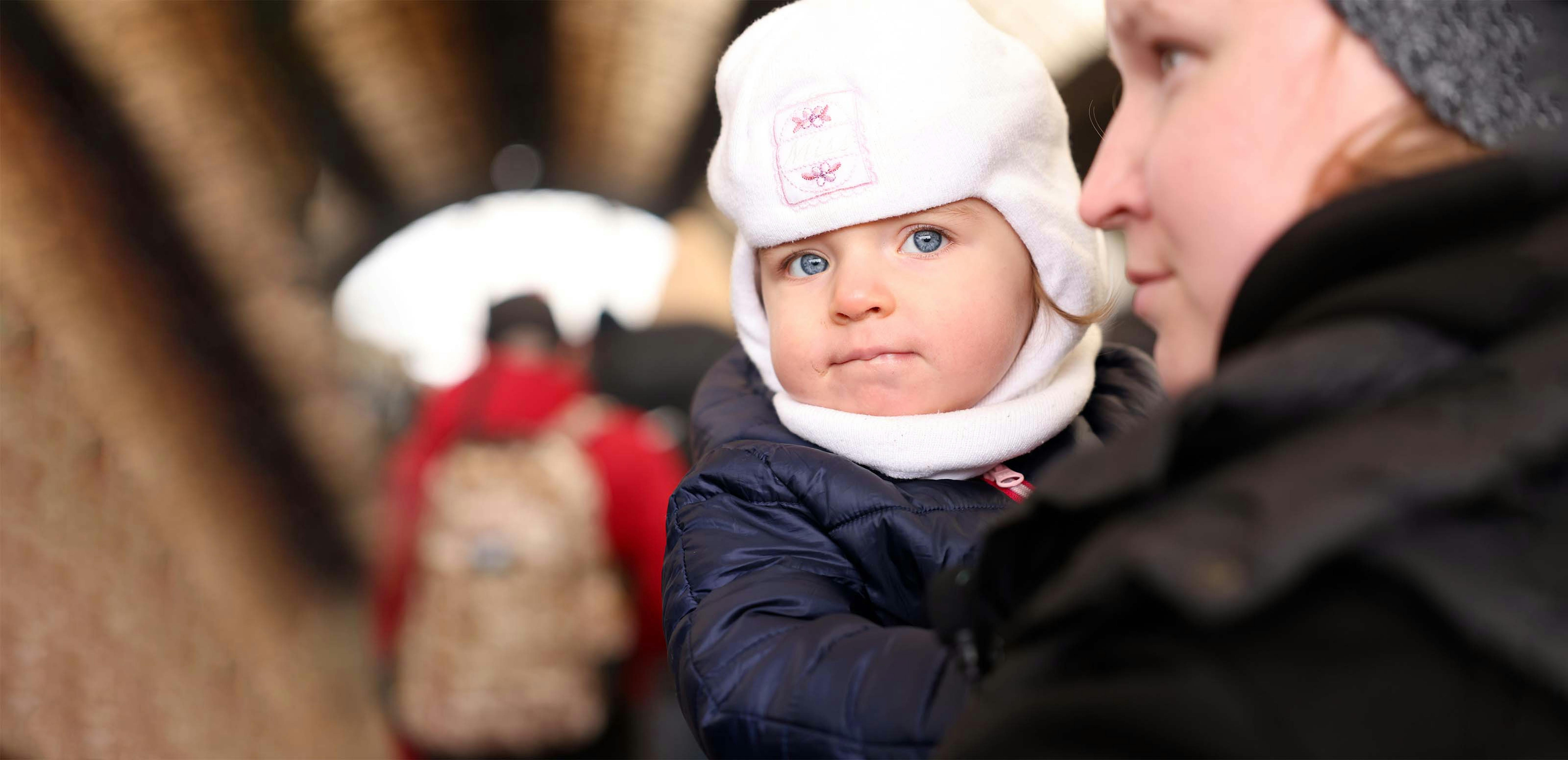 Ucraina, Asya e la sua bambina attendono di salire a bordo di un treno di evacuazione alla stazione ferroviaria di Leopoli, vicino al confine con la Polonia.