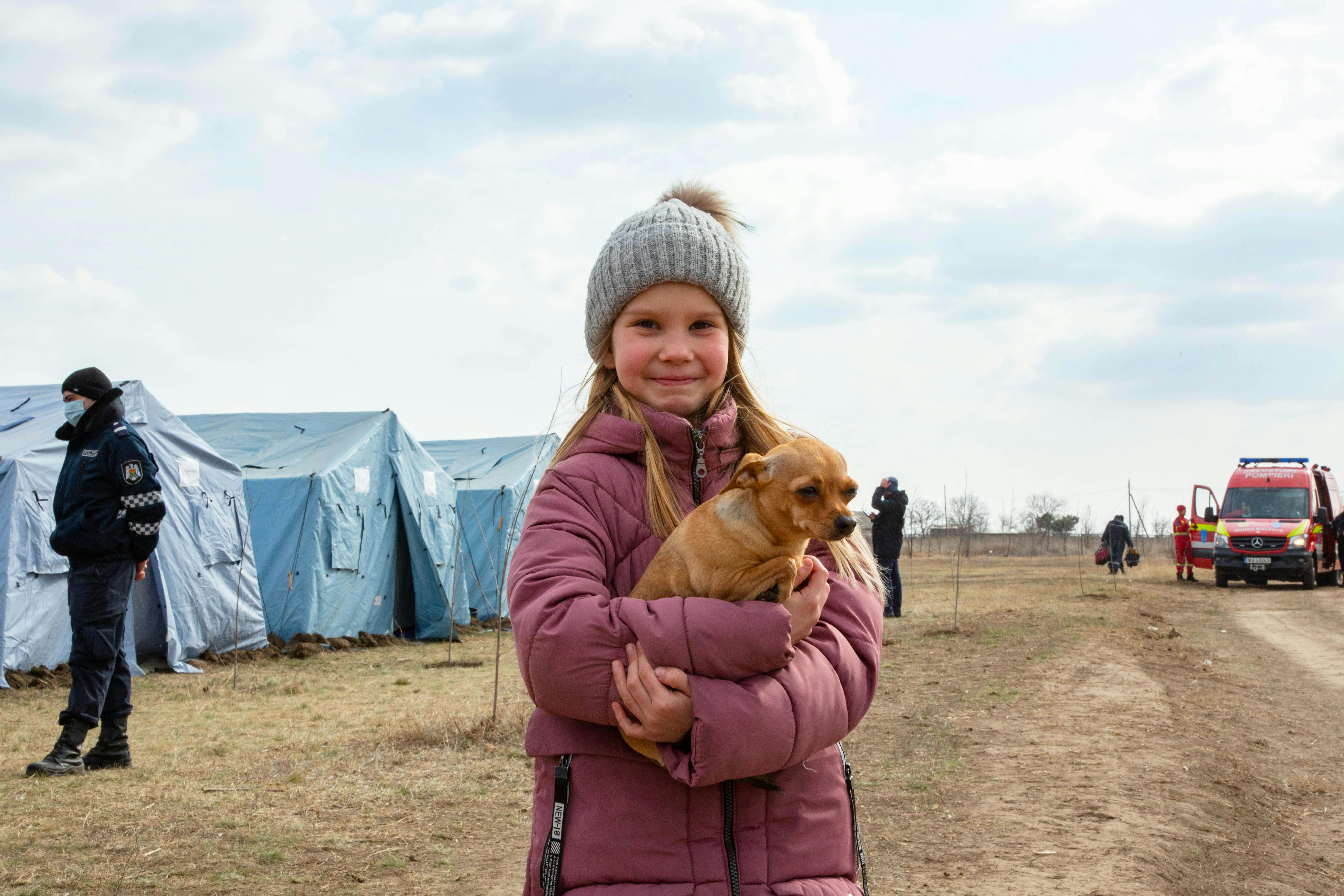 Tatiana, piccola rifugiata ucraina, si trova con il suo cane presso il Centro per i rifugiati temporanei, vicino al valico di Palanca, al confine tra la Repubblica di Moldova e l'Ucraina.