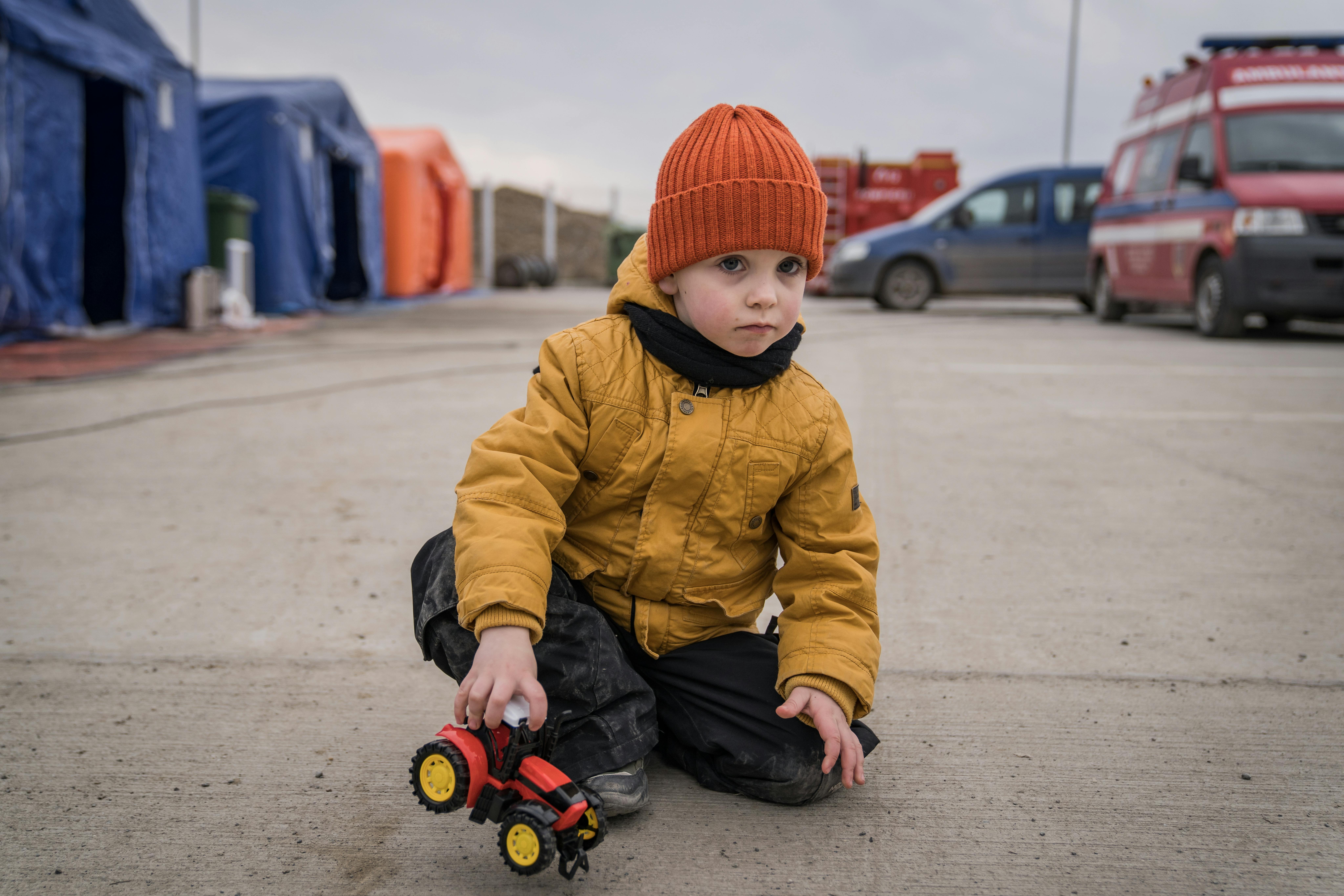 Platon, 4 anni, ha dormito un giorno e mezzo in macchina prima di arrivare al confine con la Romania. Suo nonno ha portato lui e sua madre Vira (37 anni) nel campo per sfollati e poi è tornato indietro