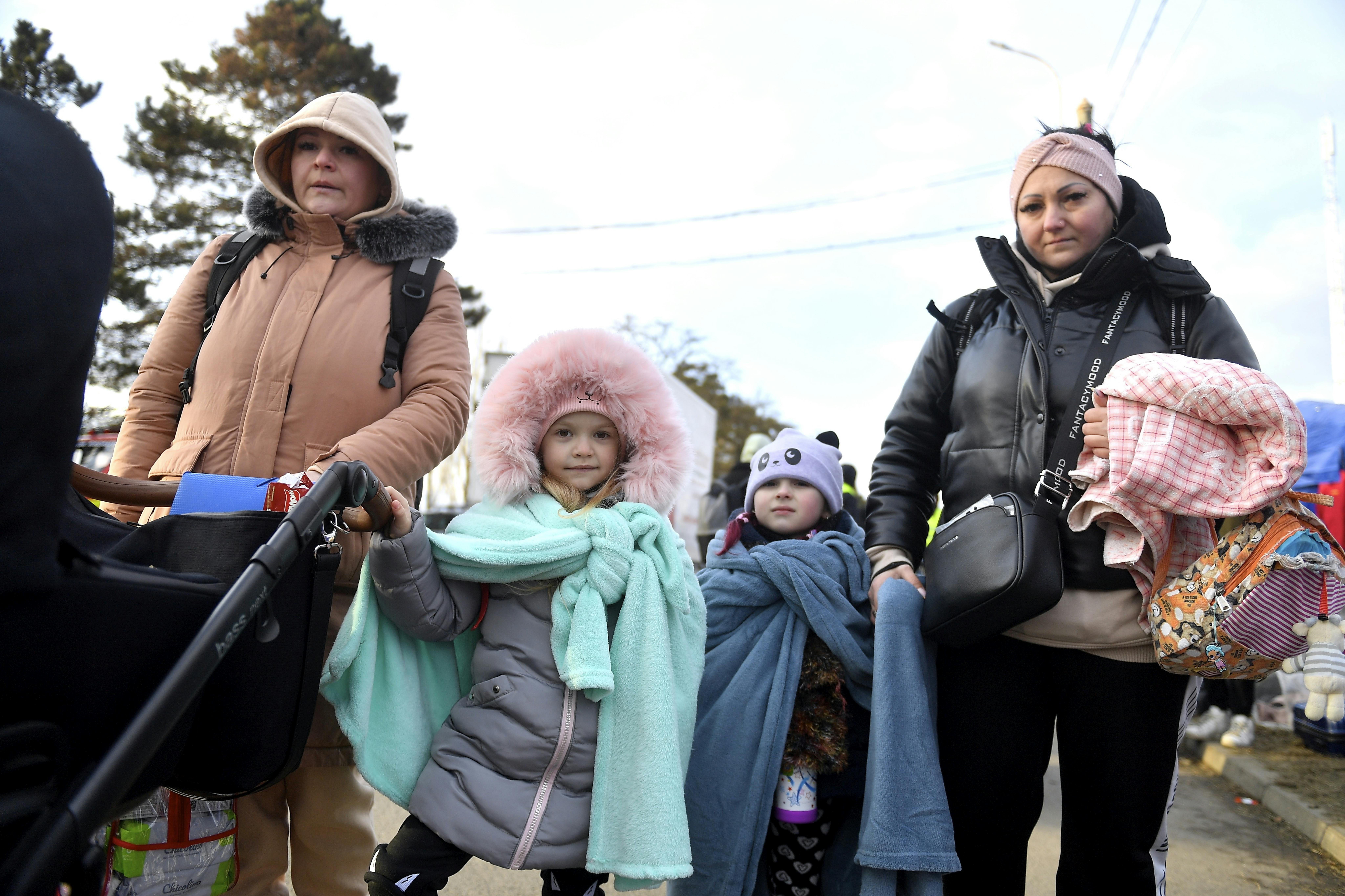 Due madri in viaggio con le loro bambine sono arrivate a piedi al confine con la Romania, a Siret, lasciando l'Ucraina a piedi. 